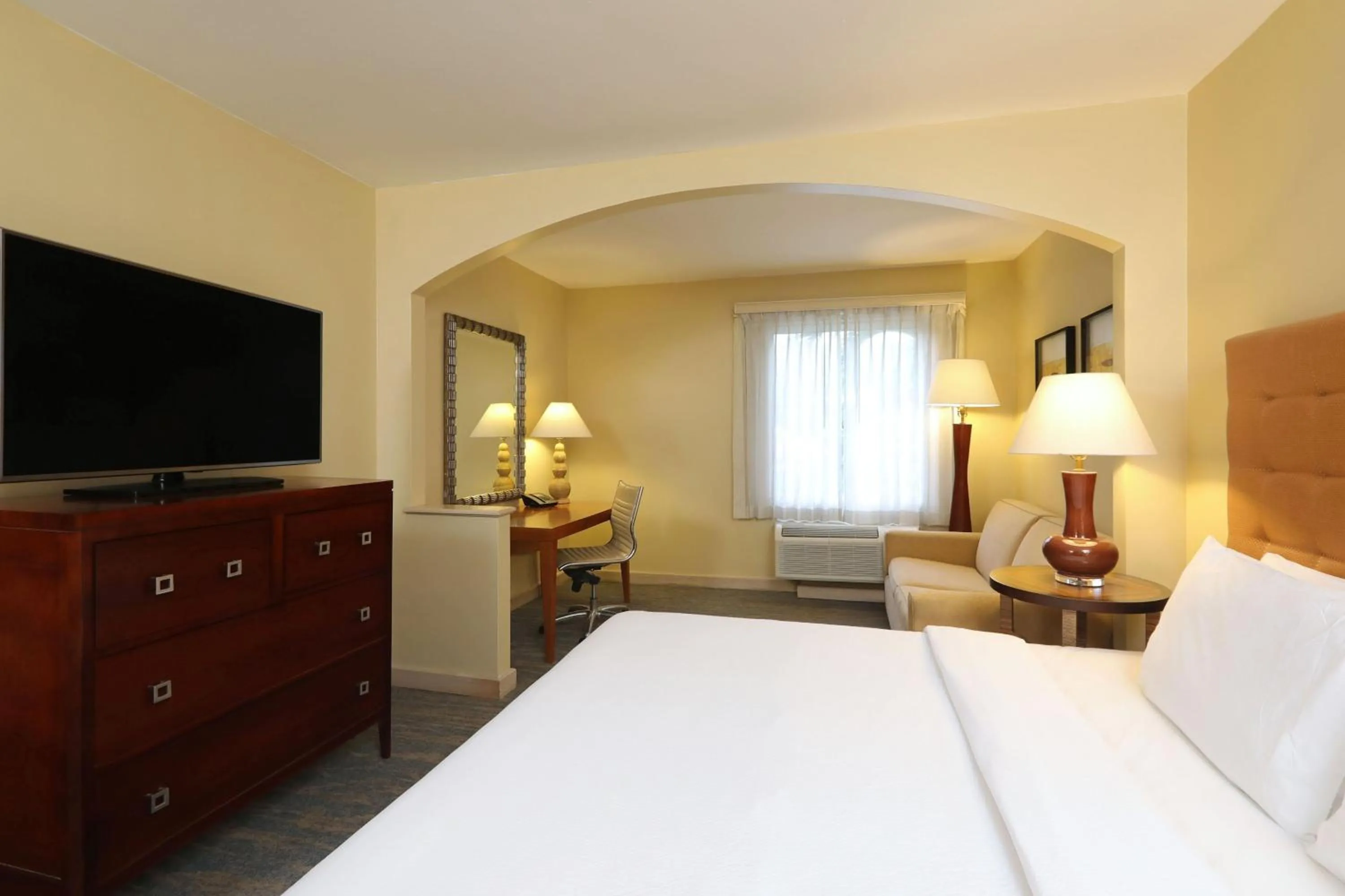 Photo of the whole room, Bed in Quality Hotel Real San Jose