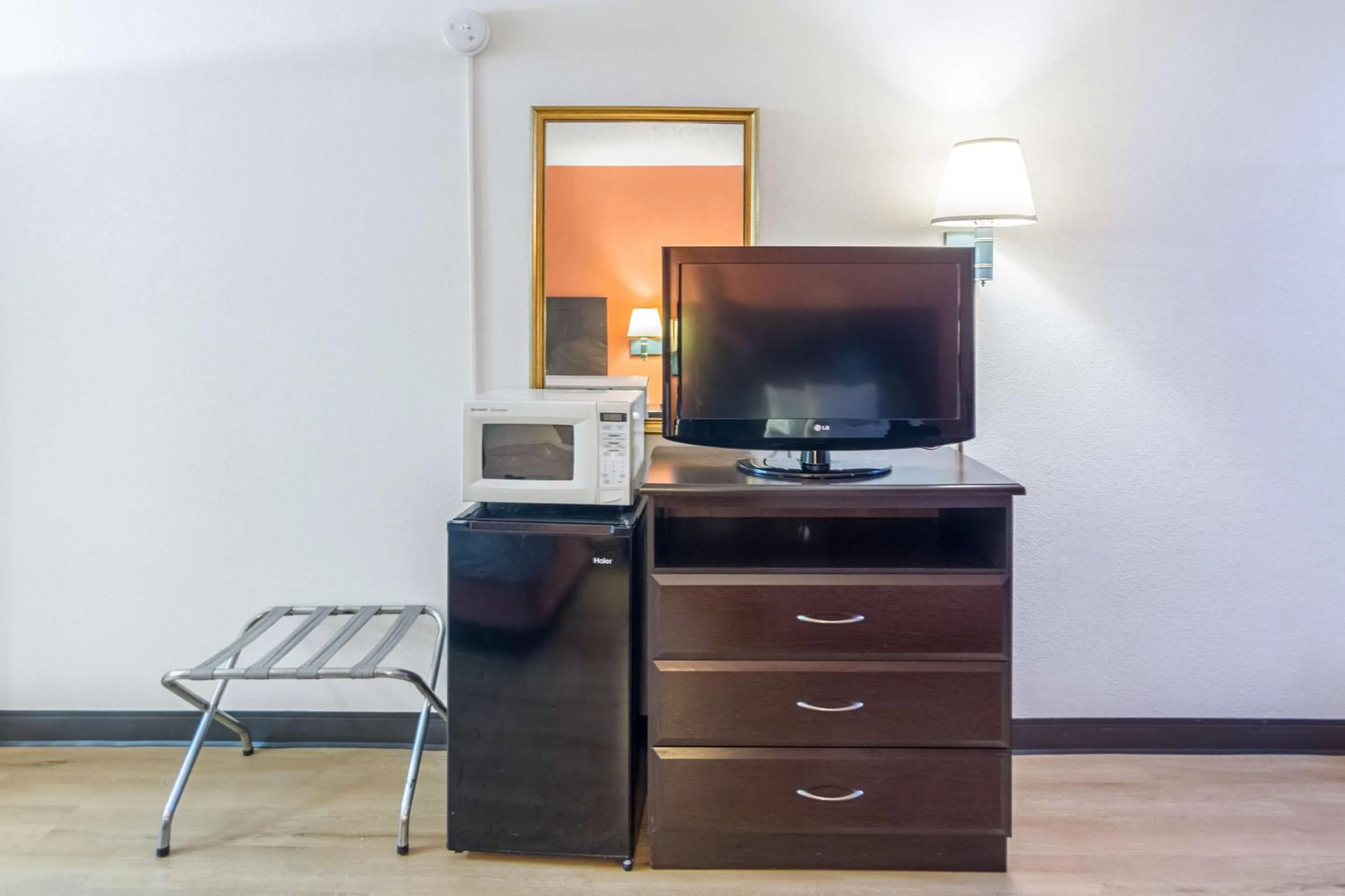 TV and multimedia in Motel 6-Groton, CT - Casinos nearby