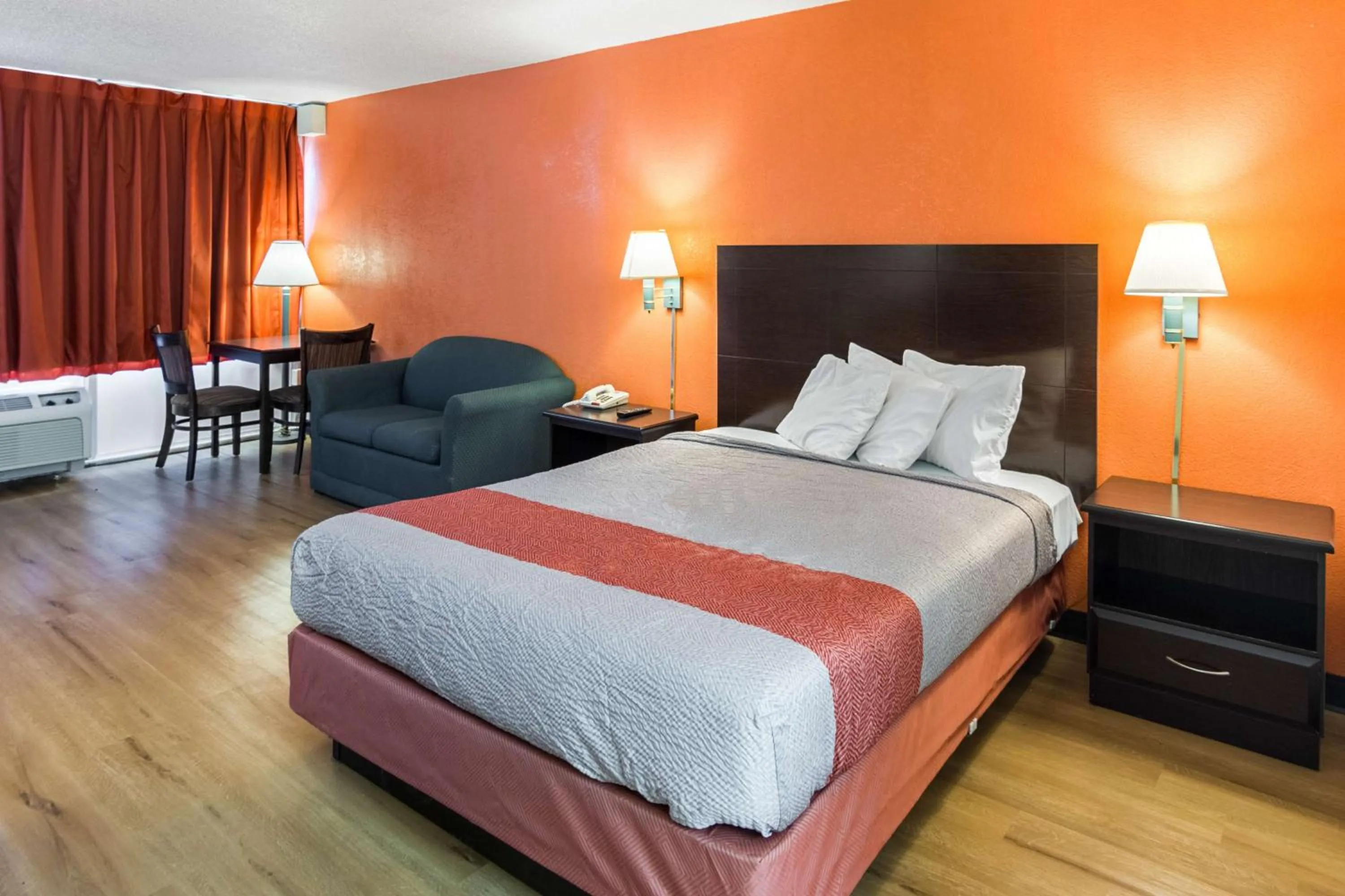 Seating area, Bed in Motel 6-Groton, CT - Casinos nearby