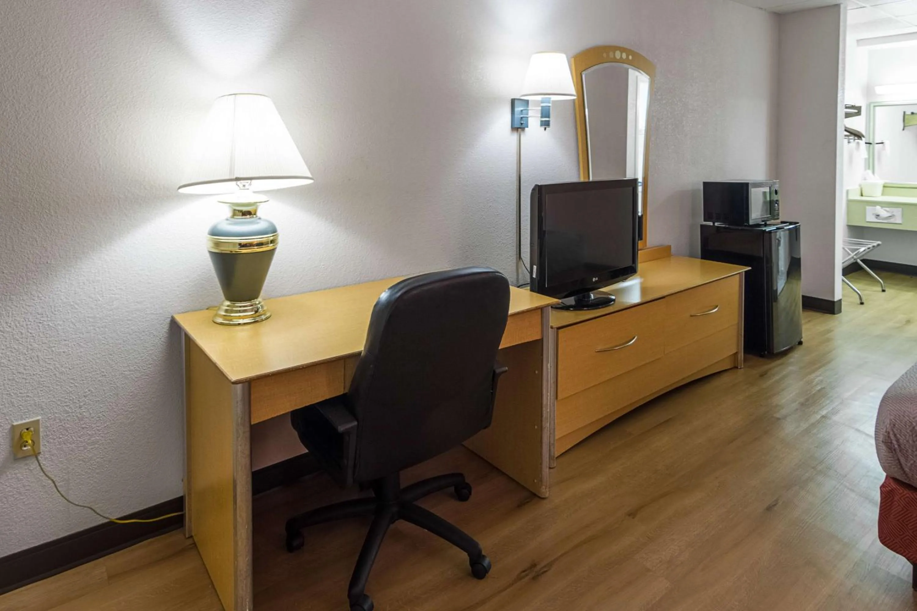 TV and multimedia in Motel 6-Groton, CT - Casinos nearby