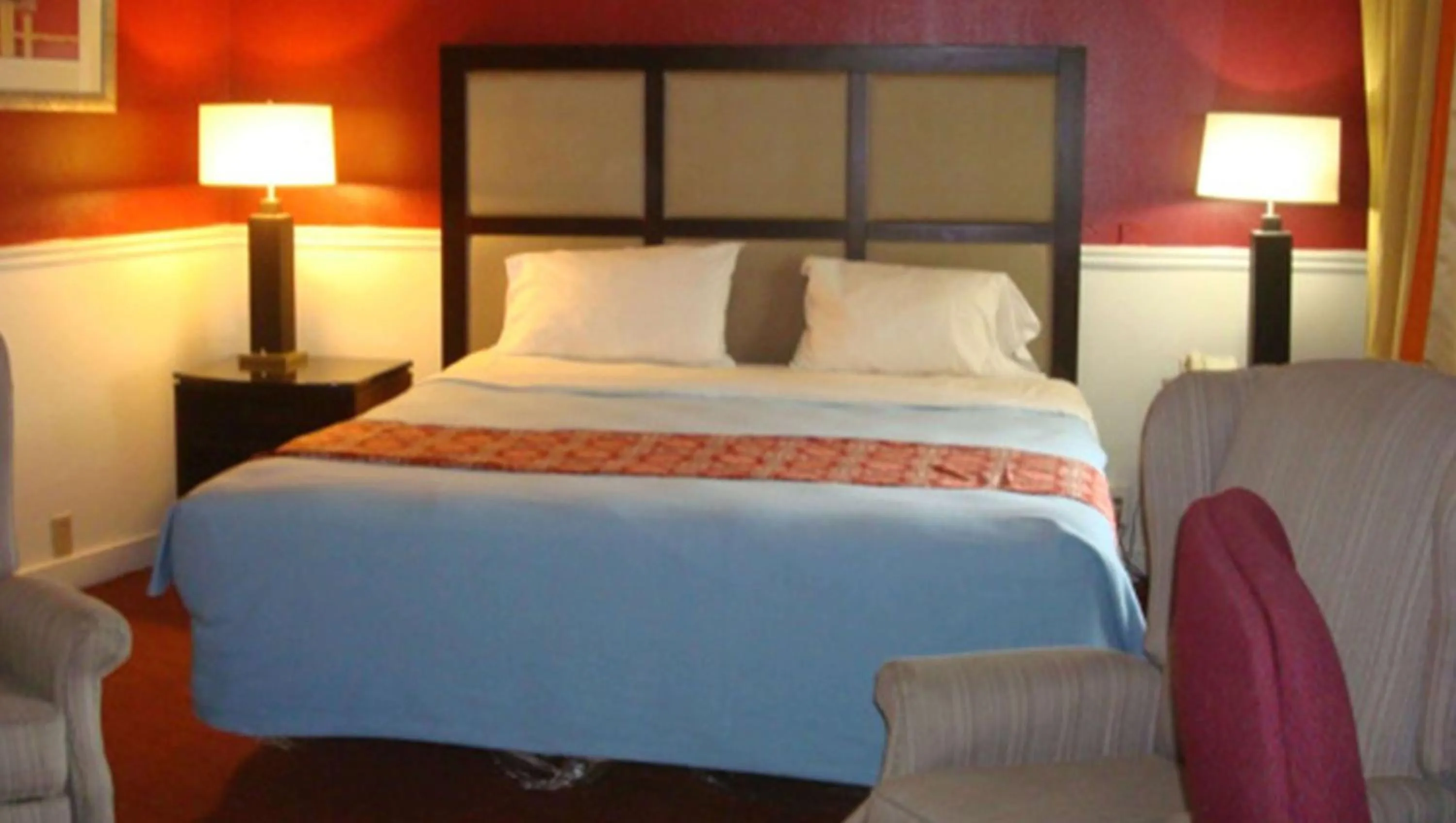 Photo of the whole room, Bed in New Haven Inn