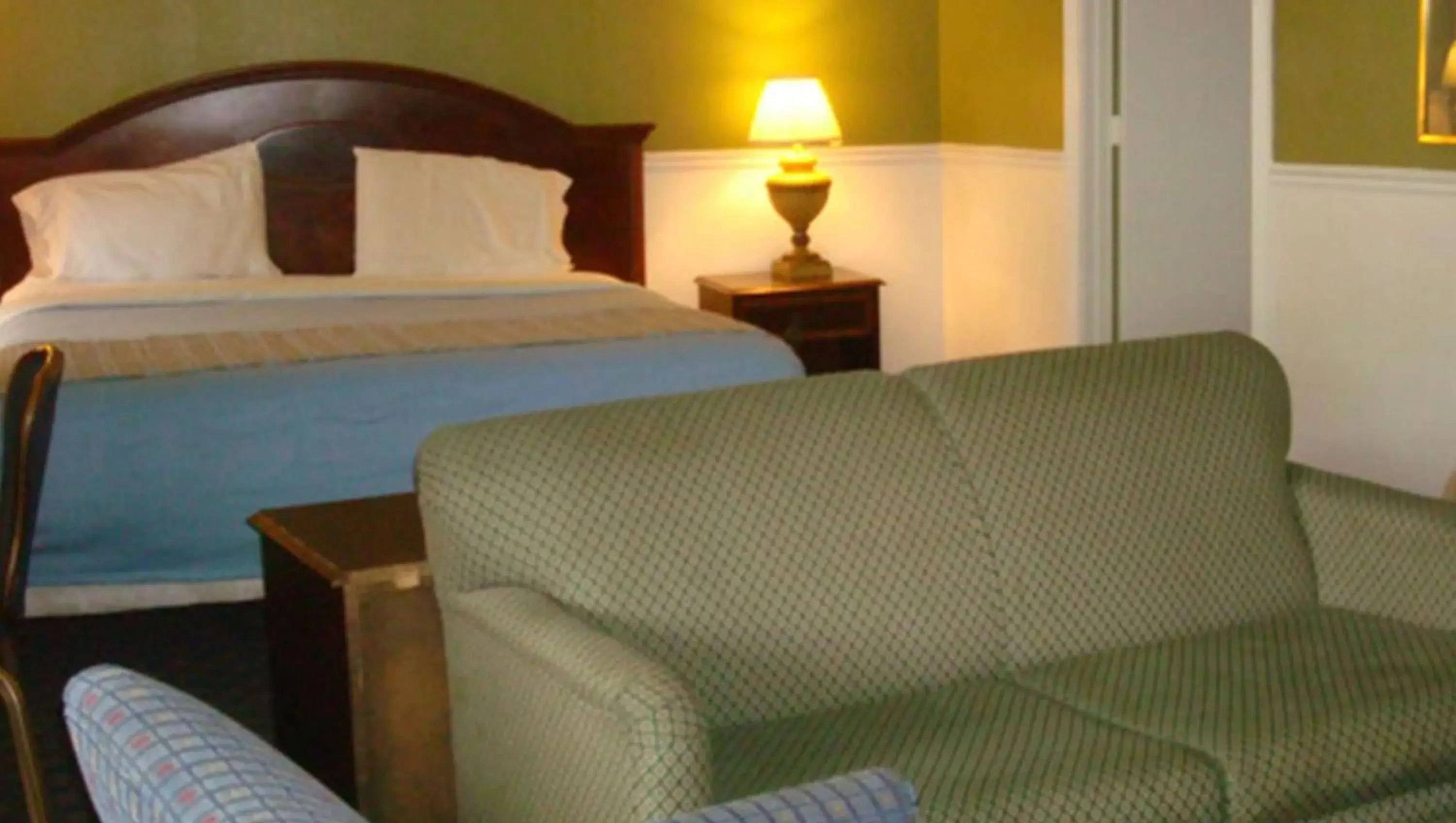 Photo of the whole room, Bed in New Haven Inn