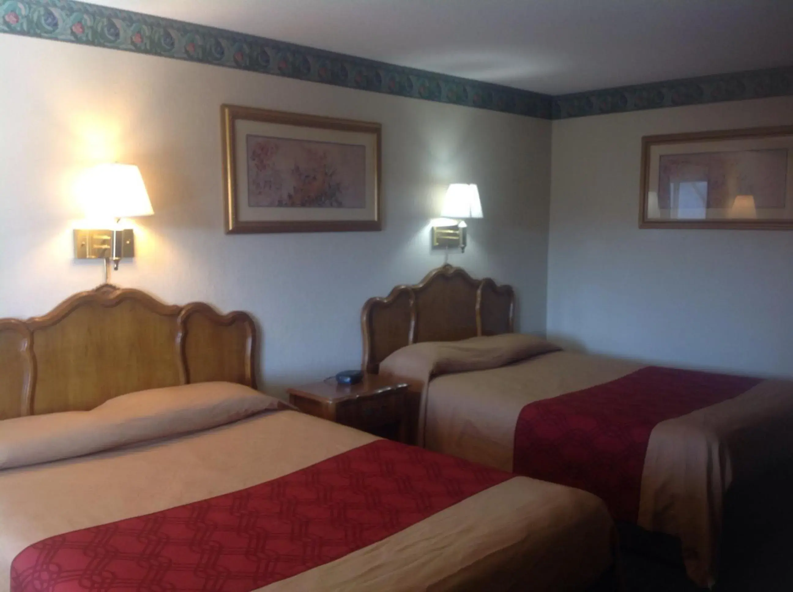 Photo of the whole room, Bed in New Haven Inn