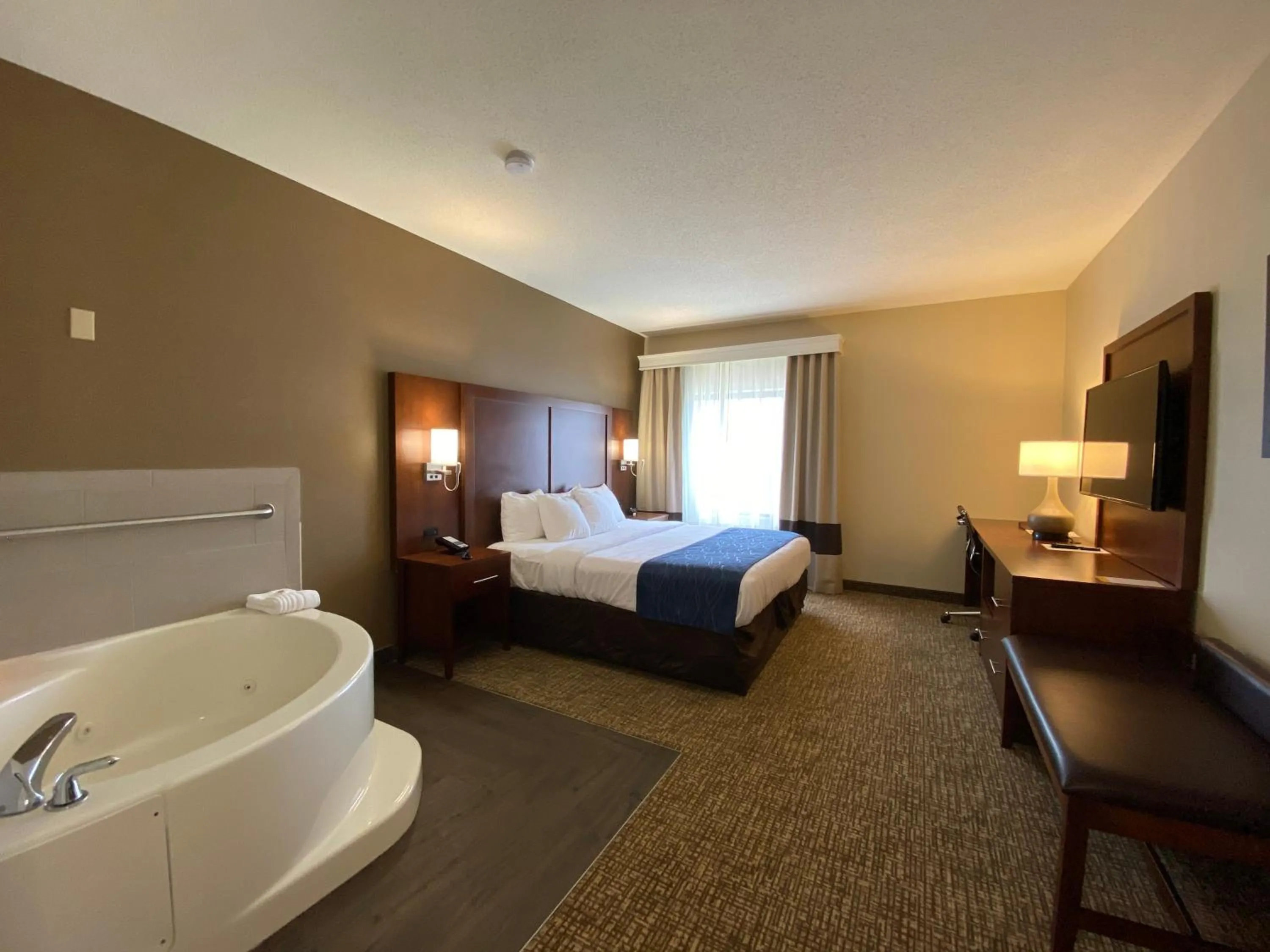 Bed in Comfort Inn East Windsor - Springfield