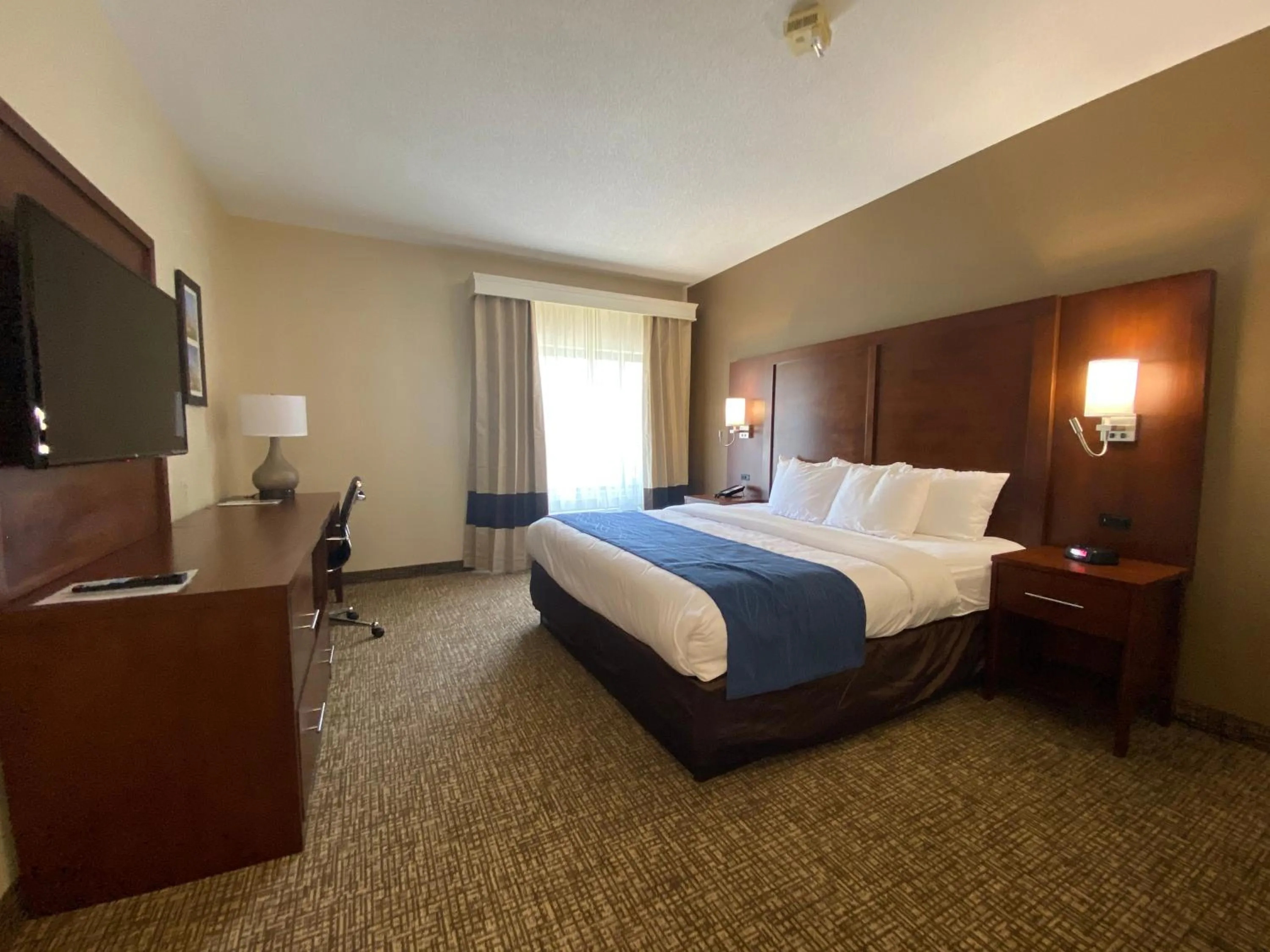 Bedroom, Bed in Comfort Inn East Windsor - Springfield