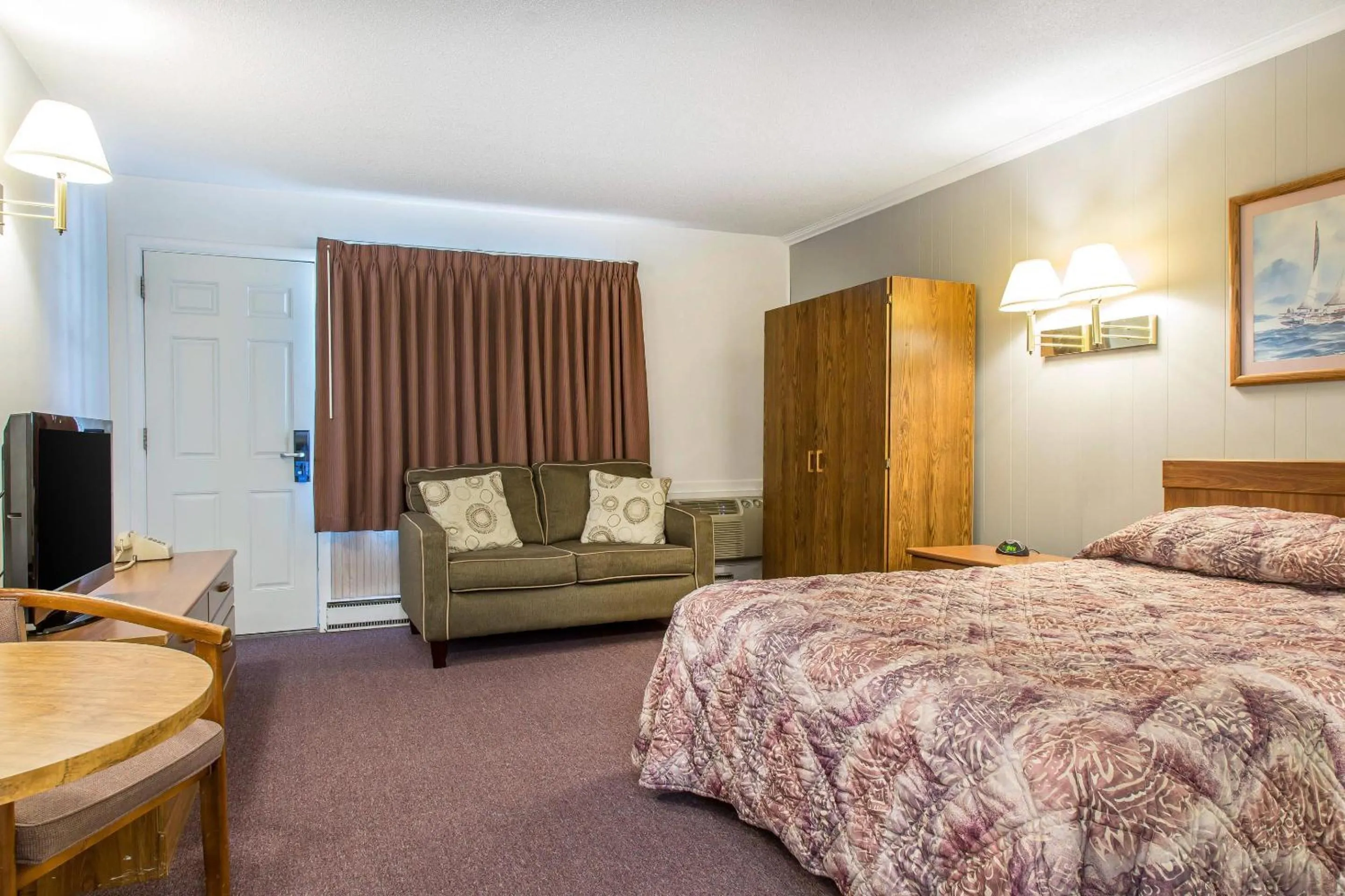 Bedroom, Bed in Rodeway Inn Waterford - New London