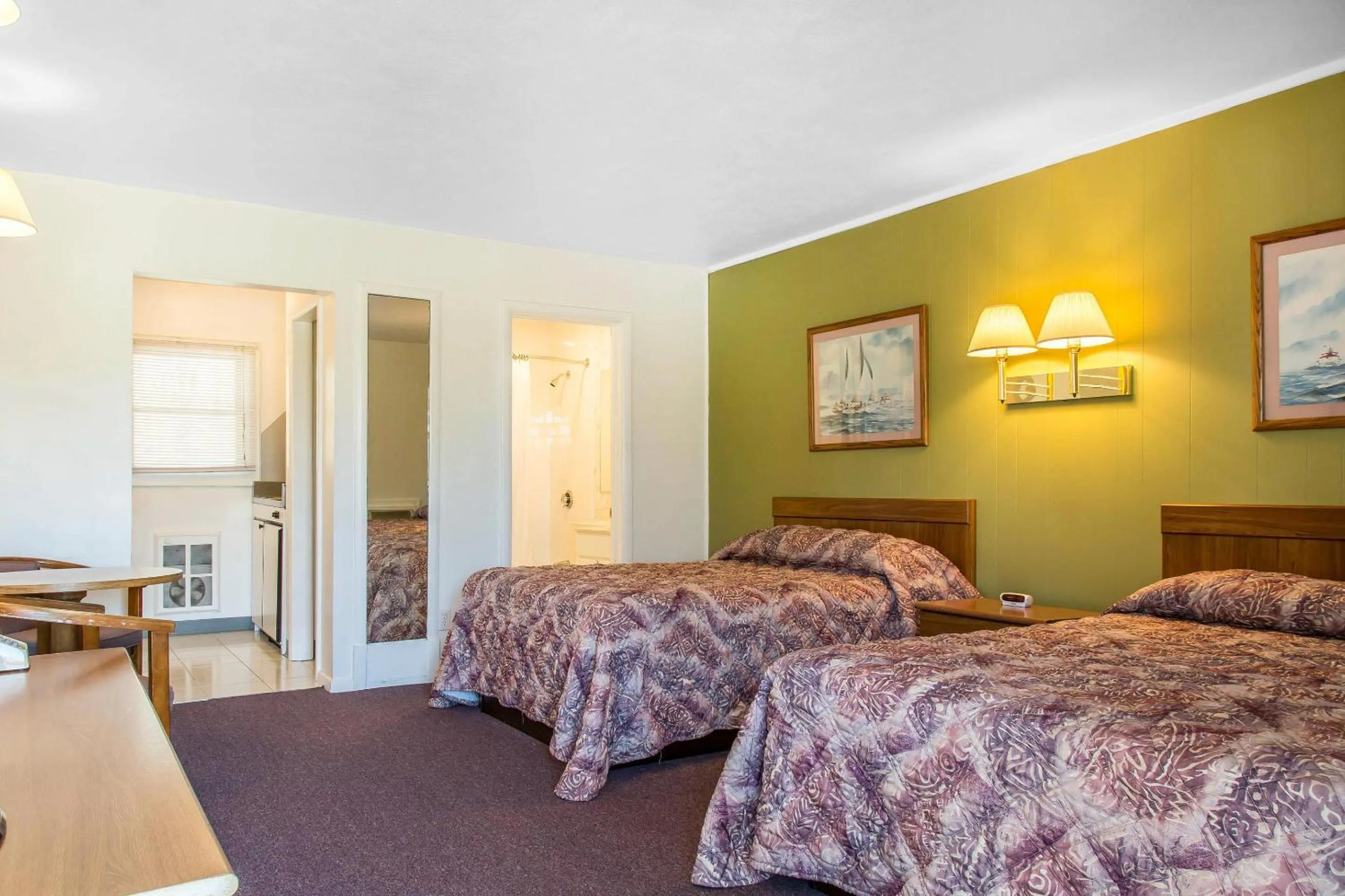 Bedroom, Bed in Rodeway Inn Waterford - New London