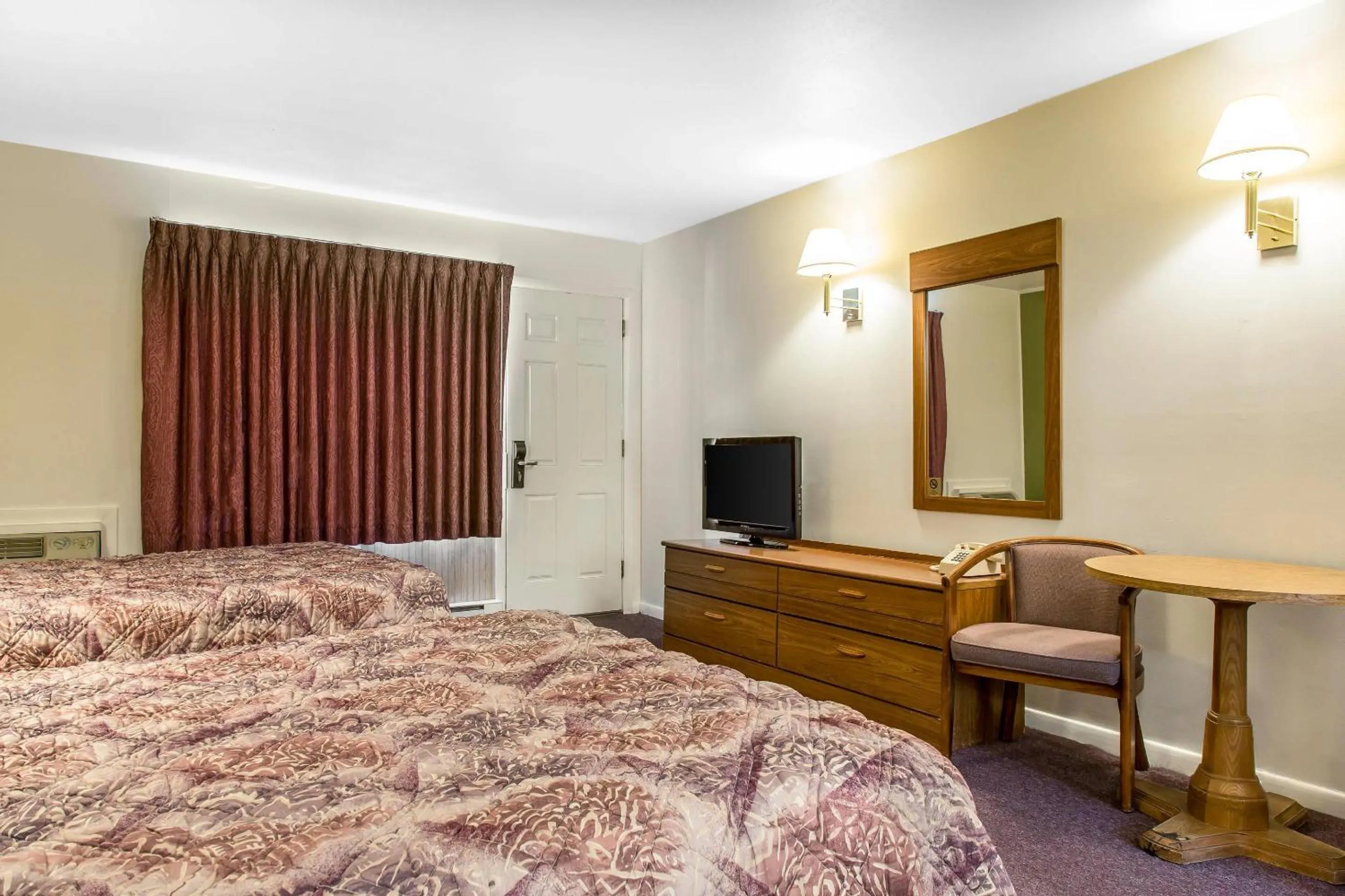 Bedroom, Bed in Rodeway Inn Waterford - New London