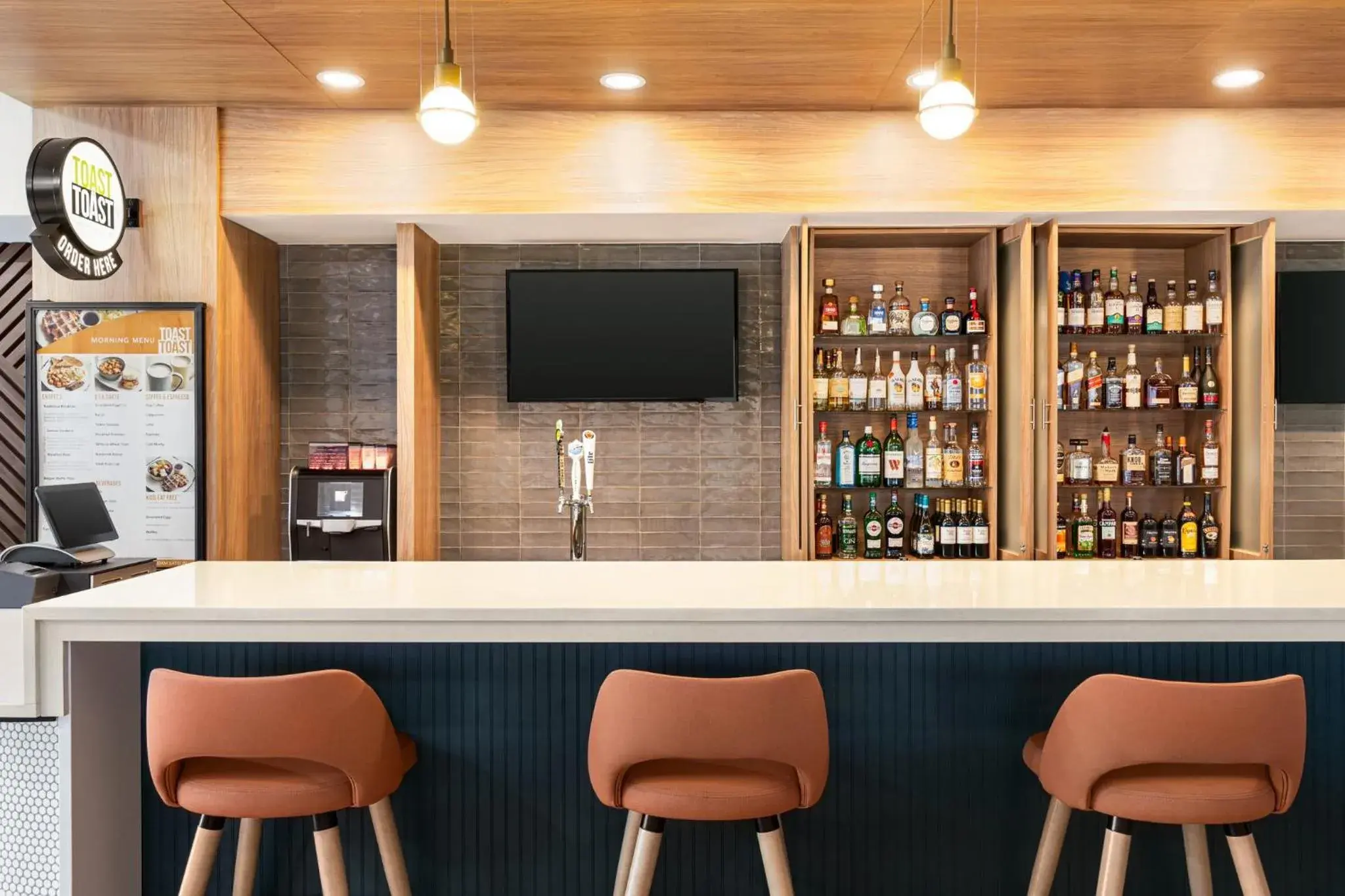 Lounge or bar in Holiday Inn Cheshire - Southington by IHG Lounge or bar in Holiday Inn Cheshire - Southington by IHG
