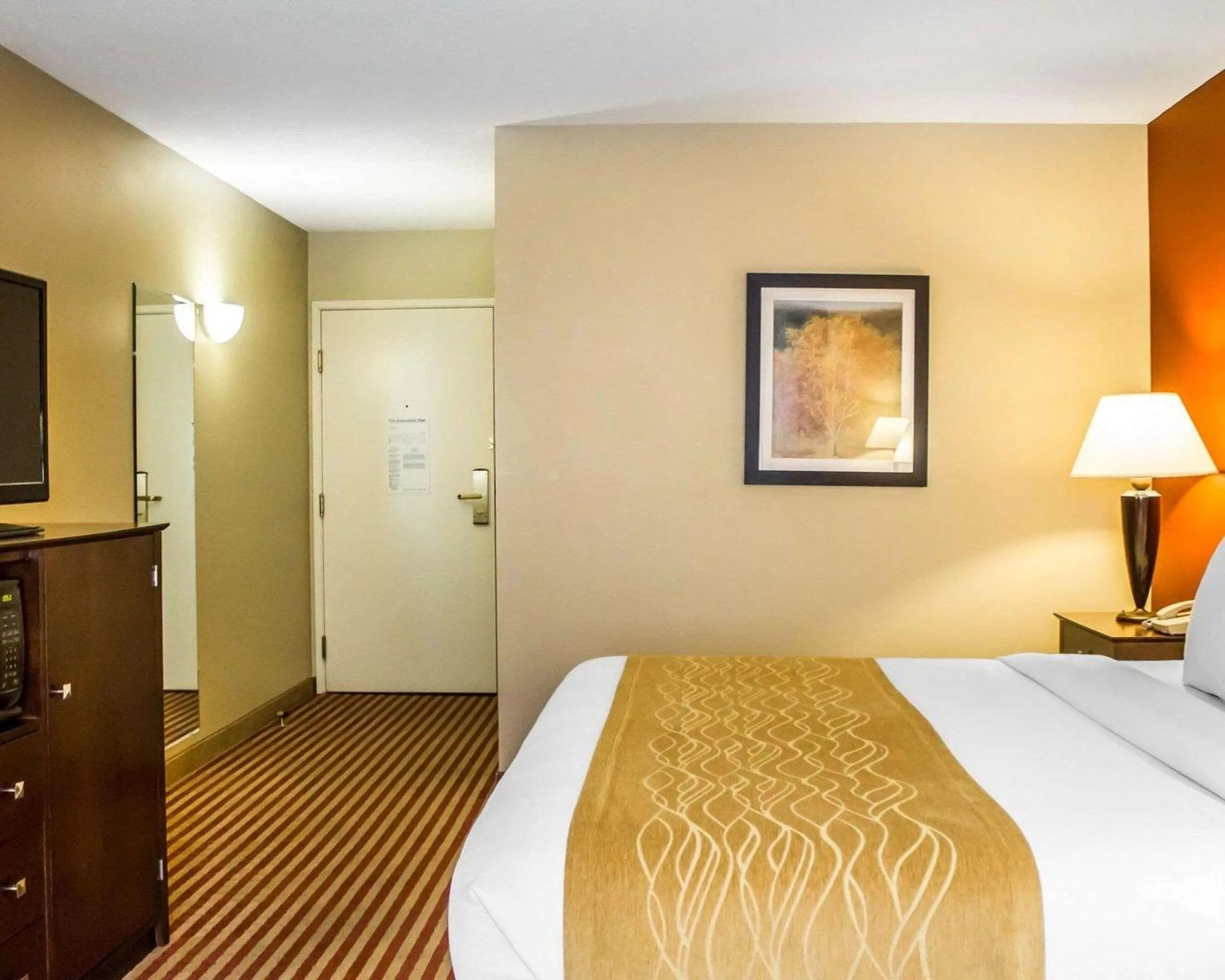 Photo of the whole room, Bed in Comfort Inn & Suites