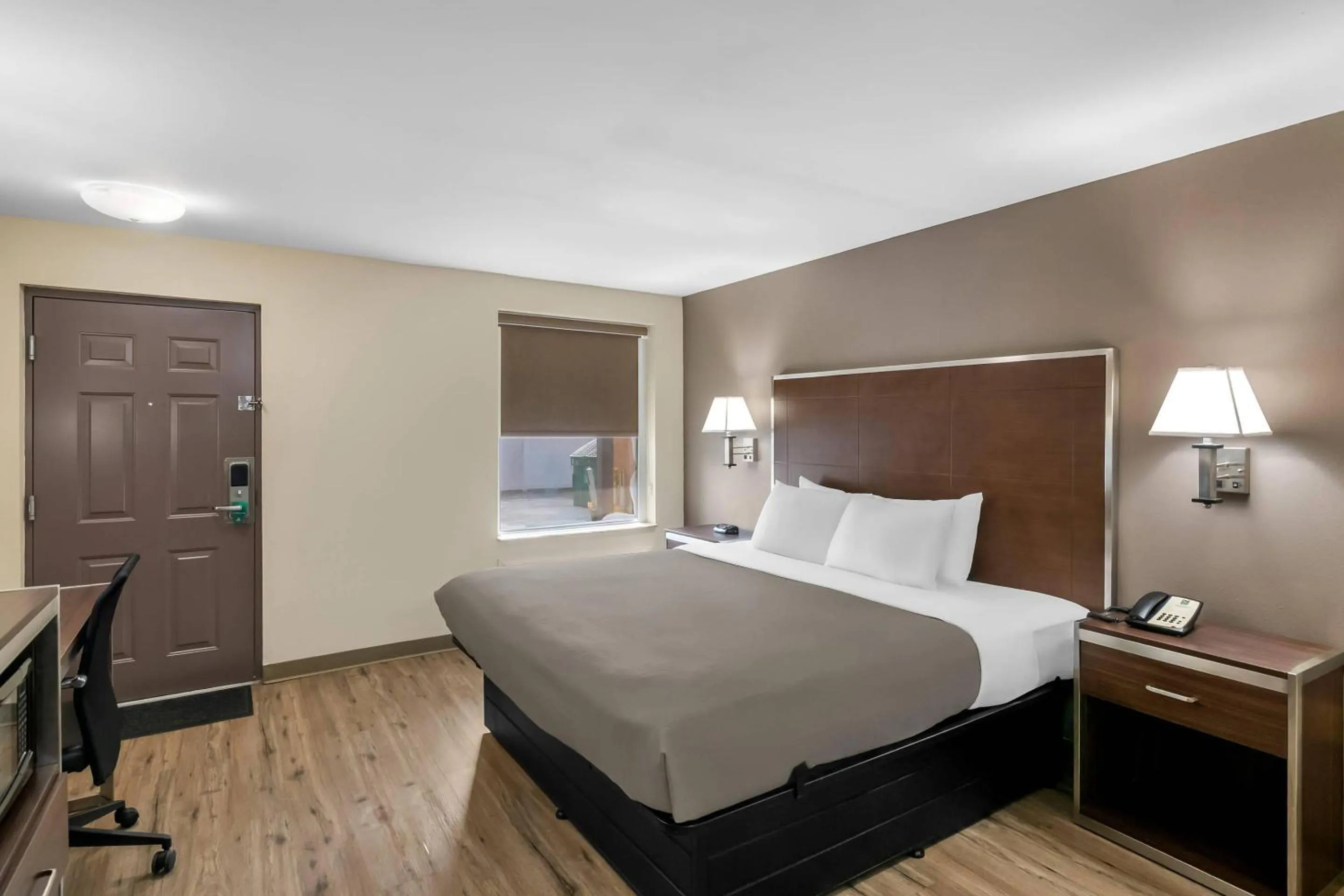 Bedroom, Bed in Quality Inn Waterbury East