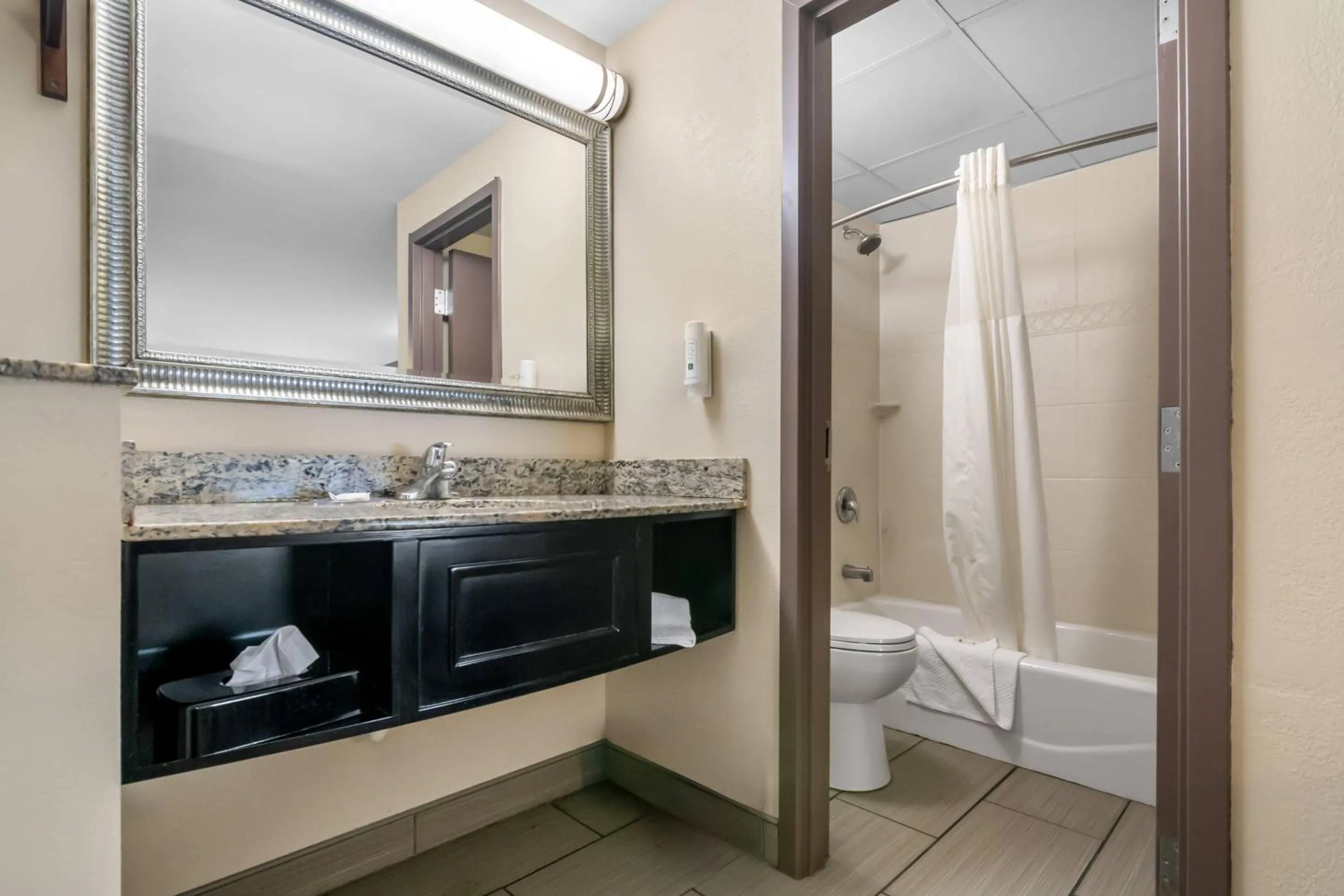 Bedroom in Quality Inn Waterbury East