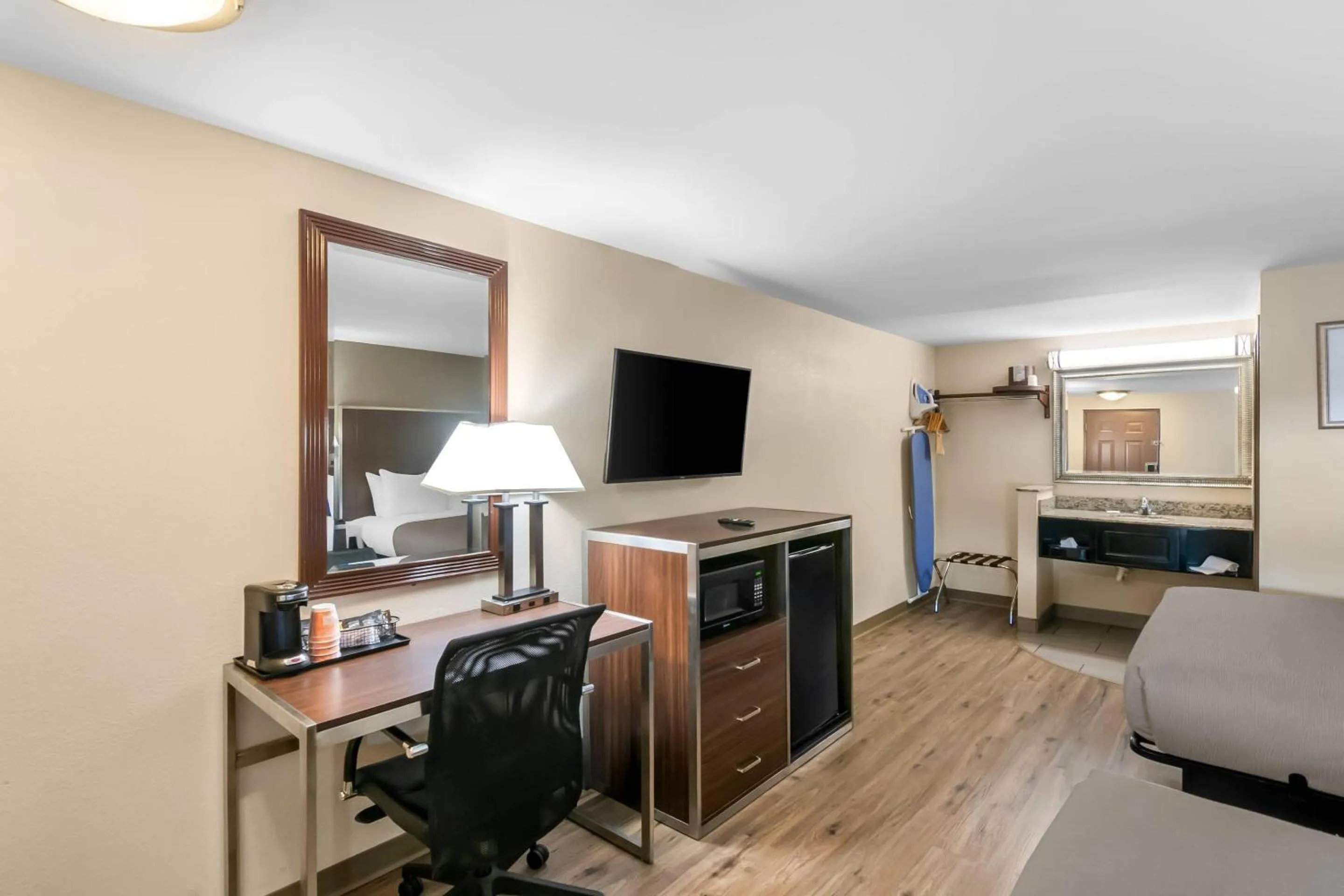 Bedroom in Quality Inn Waterbury East