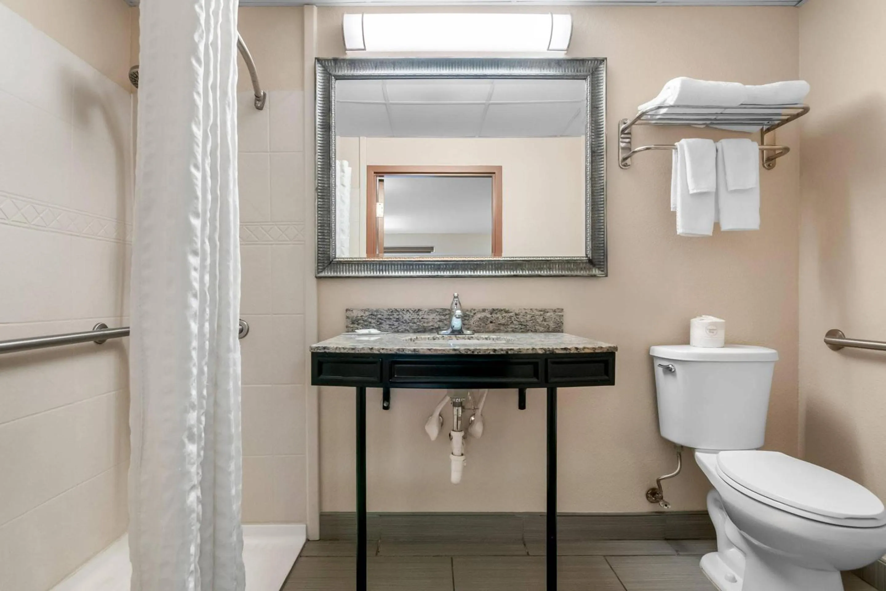 Bedroom in Quality Inn Waterbury East