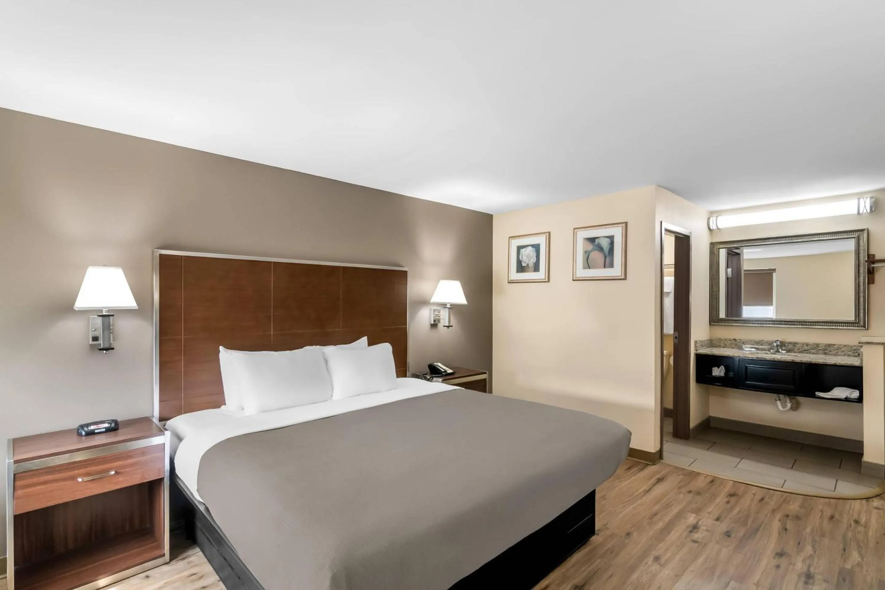 Bedroom, Bed in Quality Inn Waterbury East