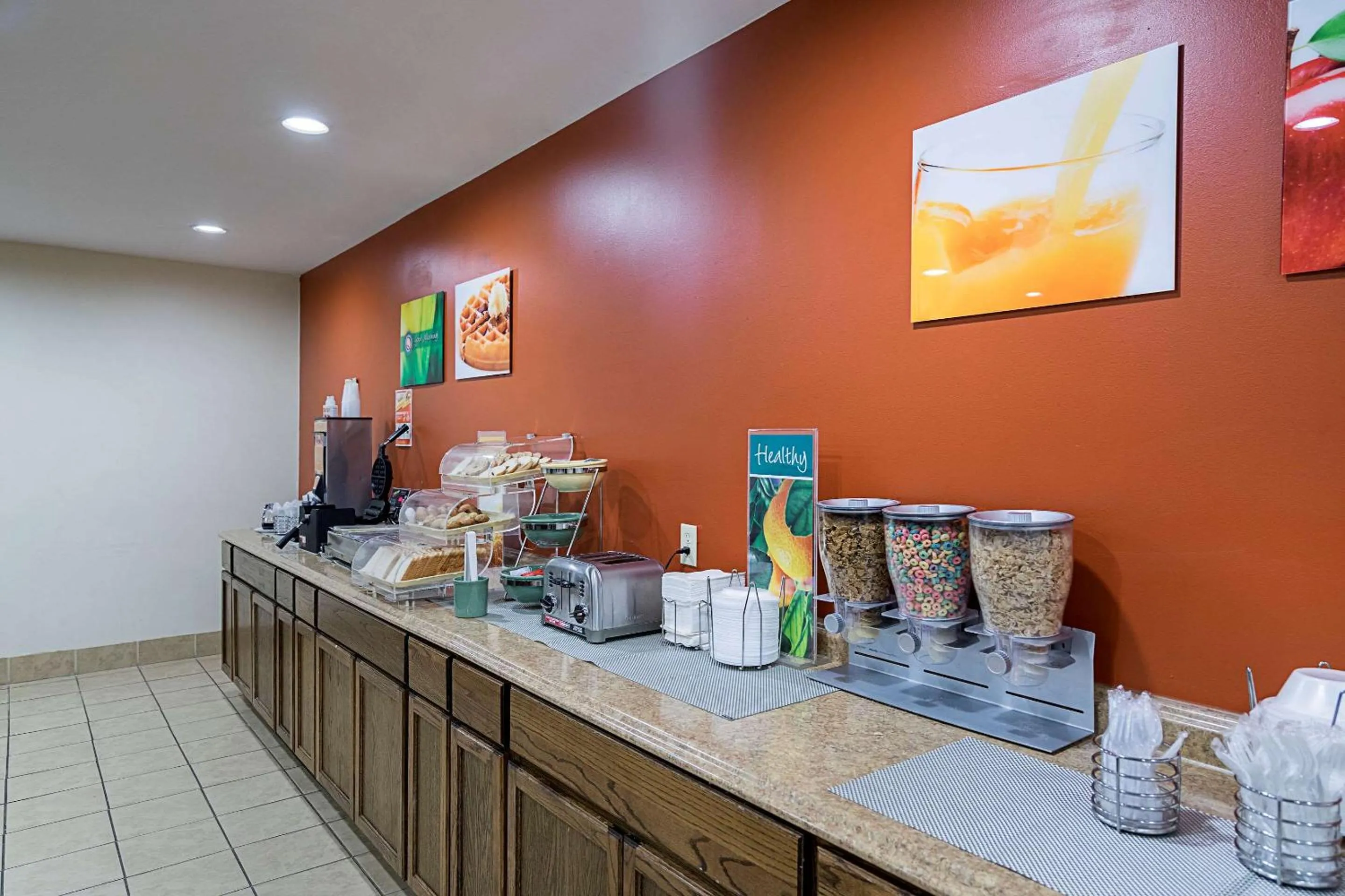 Restaurant/places to eat in Quality Inn & Suites Skyways