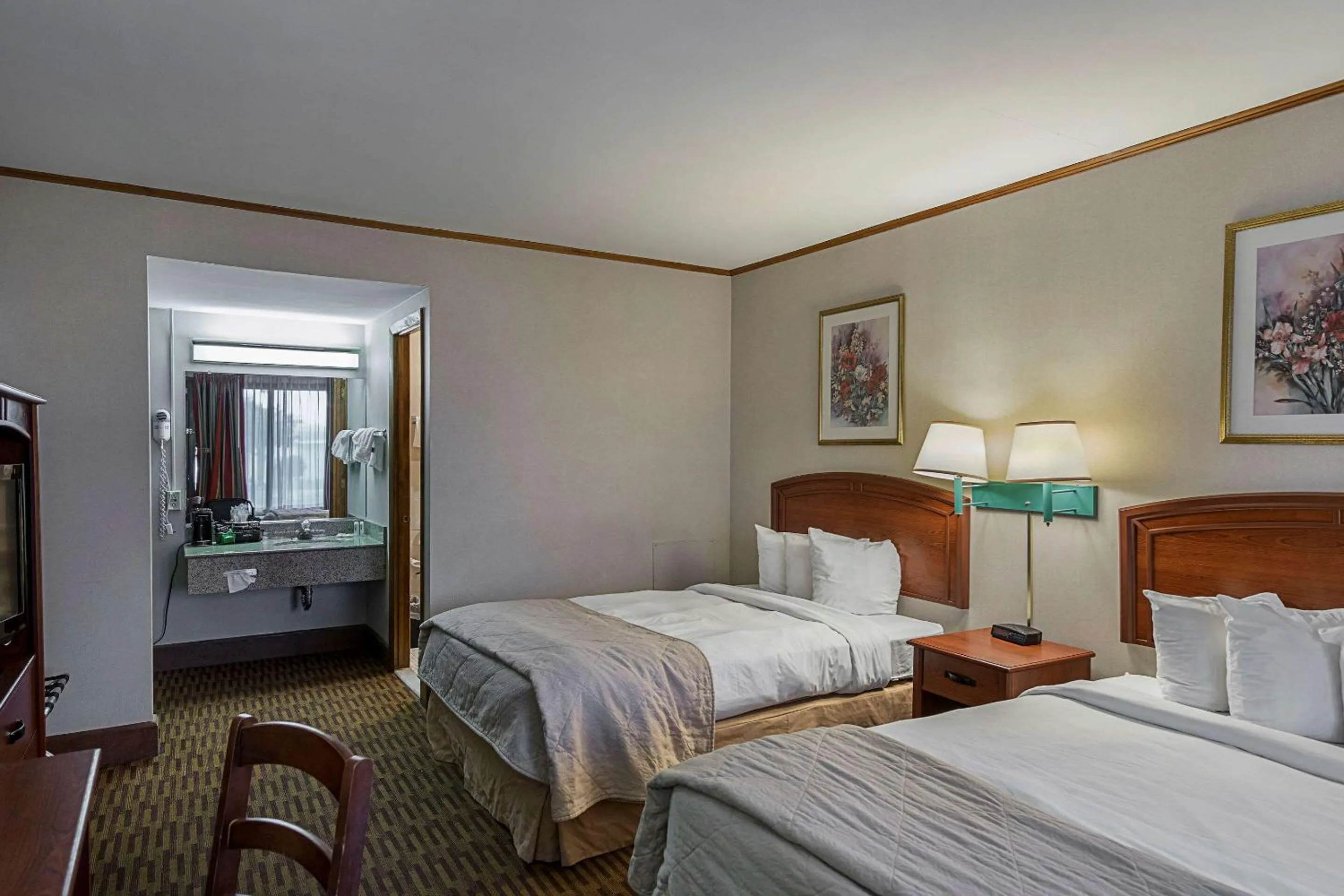 Photo of the whole room in Quality Inn & Suites Skyways