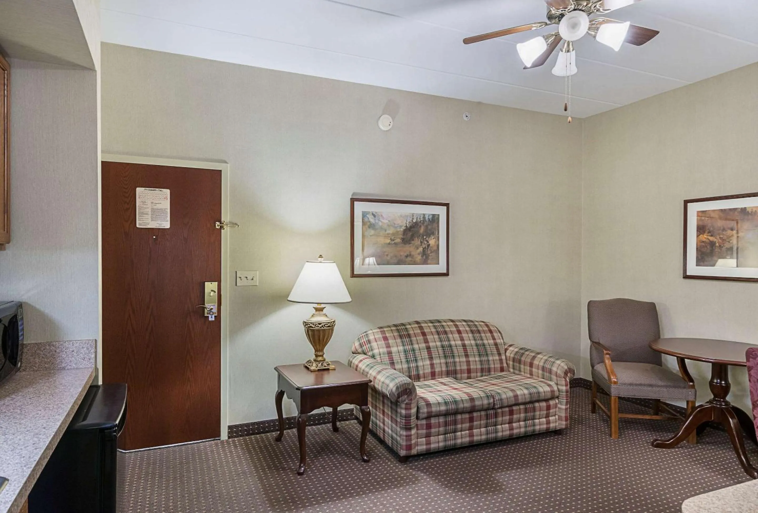 Photo of the whole room, Seating Area in Quality Inn & Suites Skyways