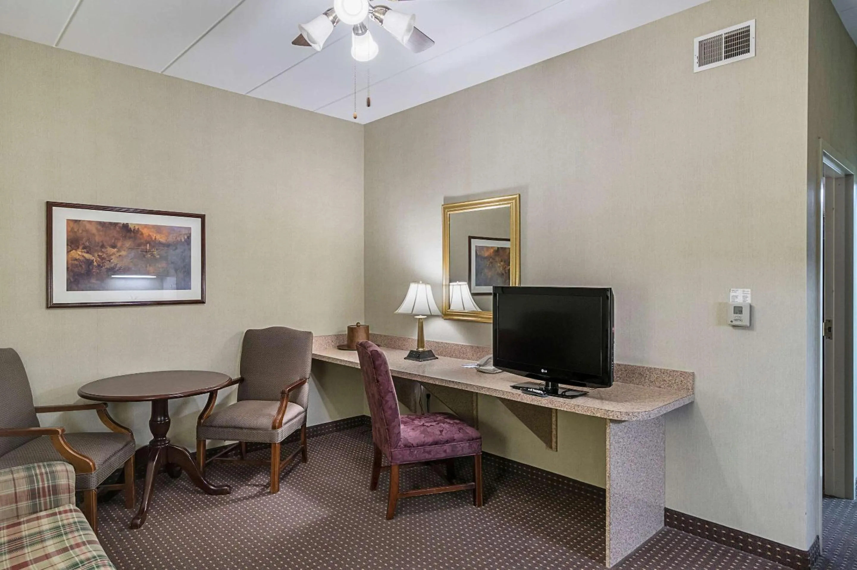 Photo of the whole room, TV/Entertainment Center in Quality Inn & Suites Skyways
