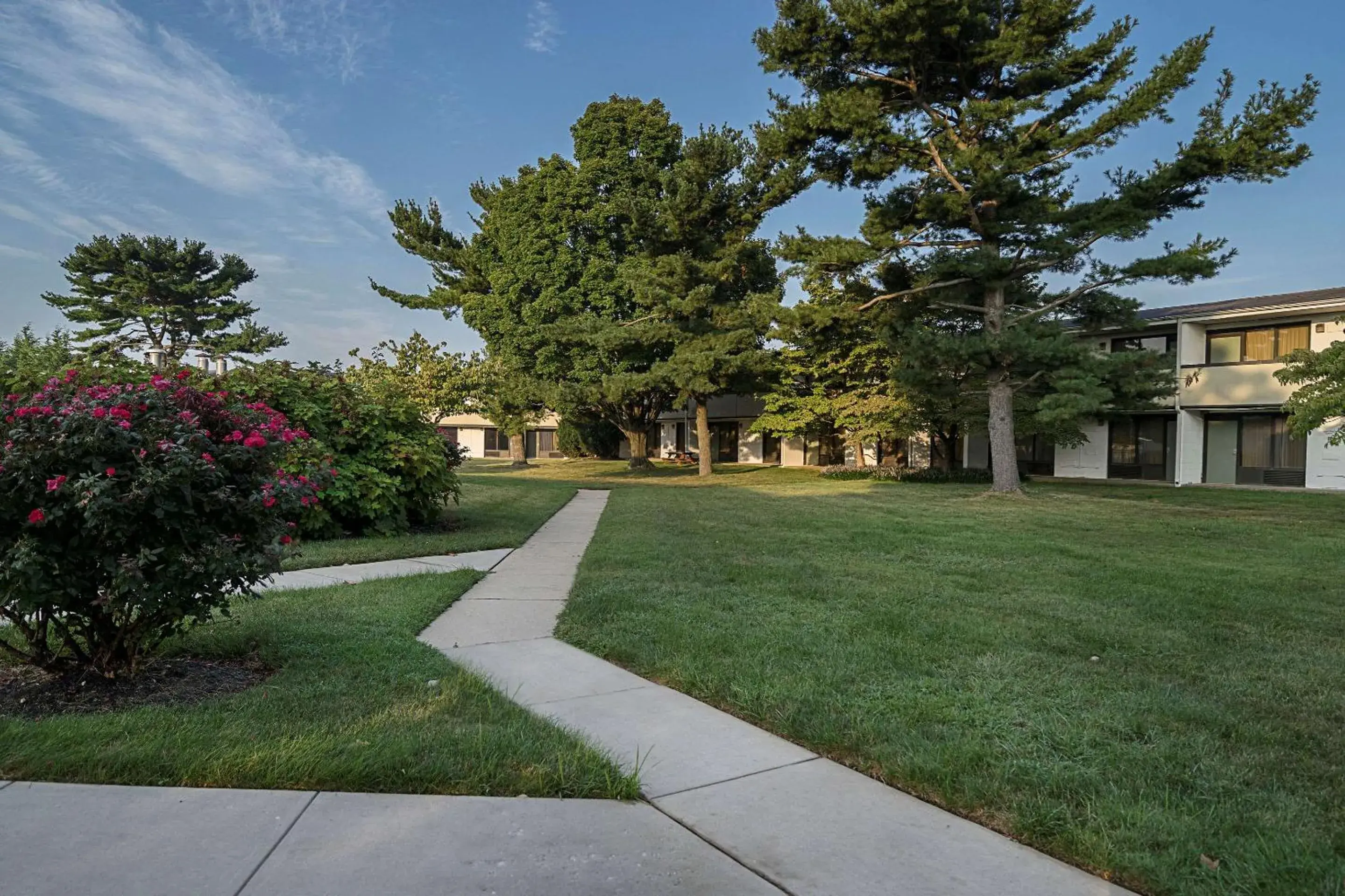 Property building, Garden in Quality Inn & Suites Skyways Property building, Garden in Quality Inn & Suites Skyways