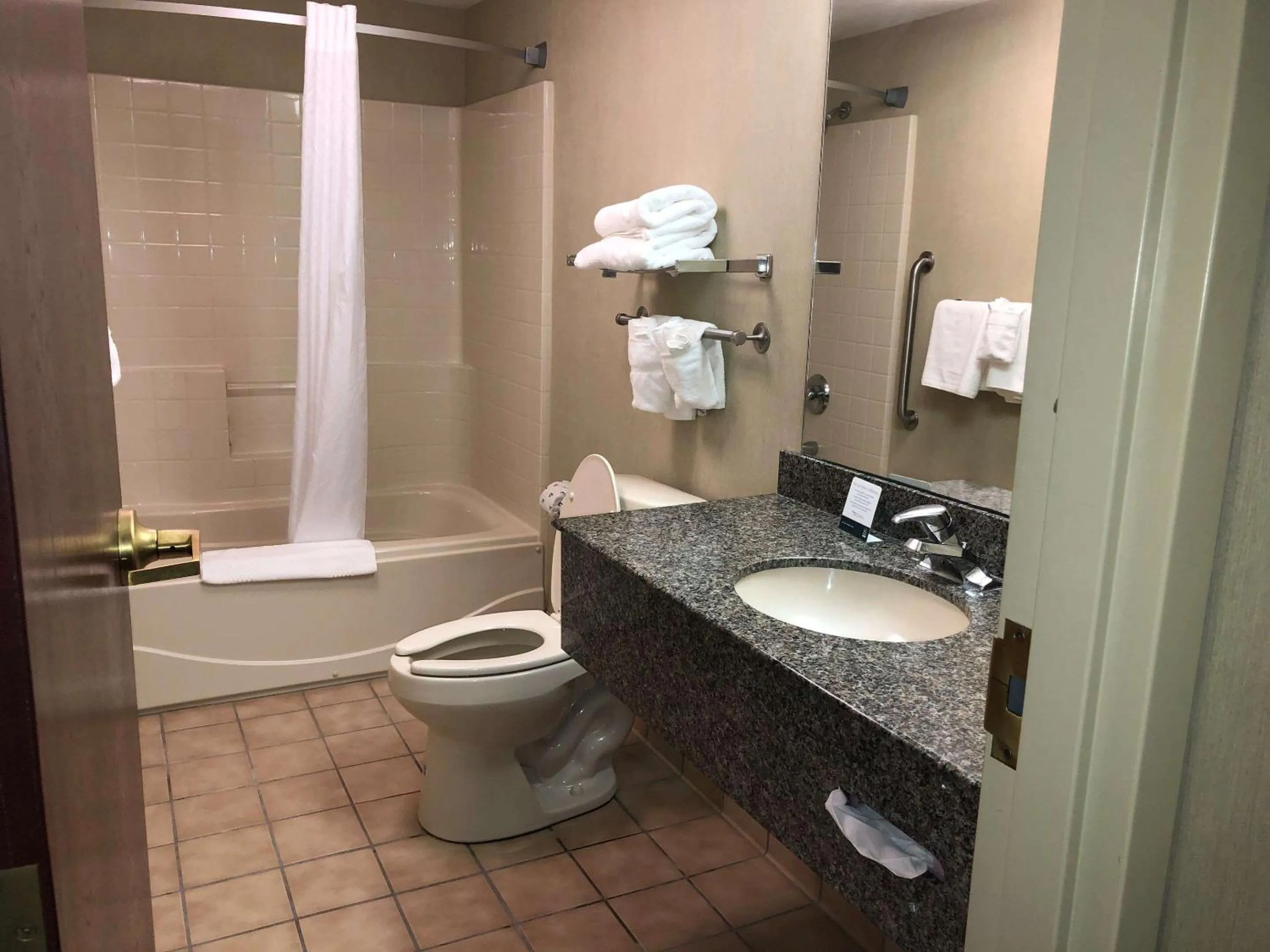 Photo of the whole room, Bathroom in Quality Inn & Suites Skyways
