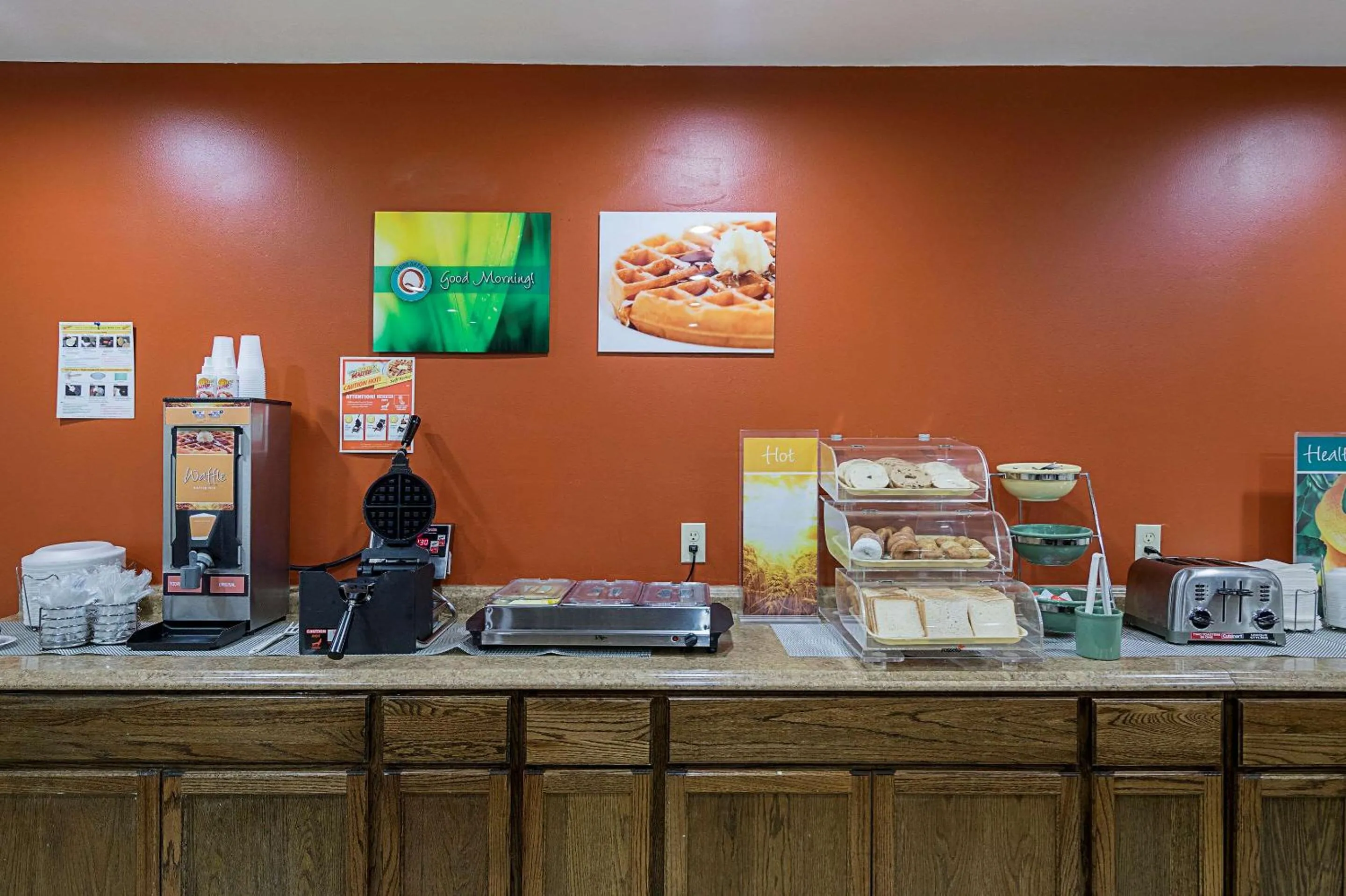 Restaurant/places to eat in Quality Inn & Suites Skyways