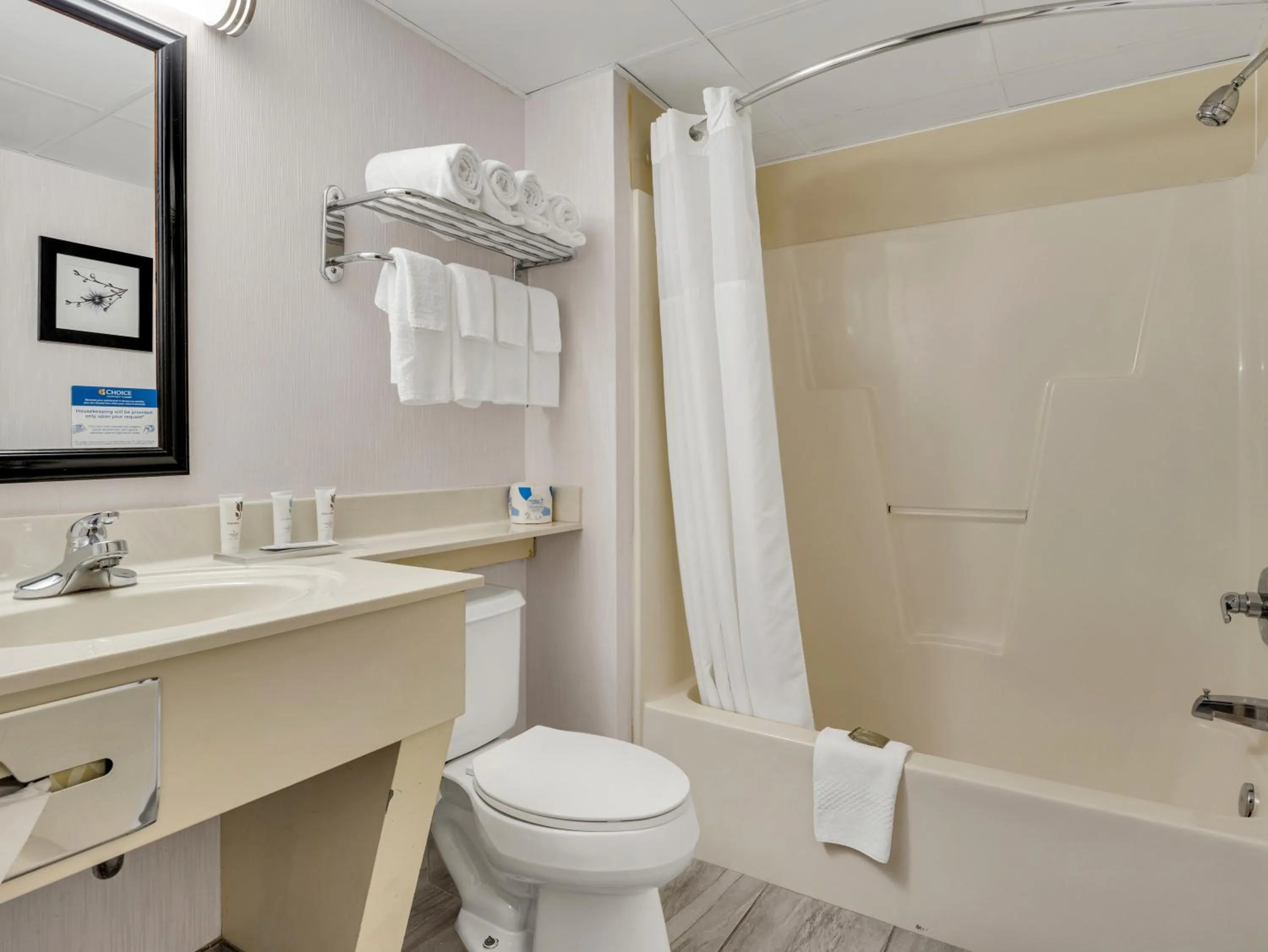 Bathroom in Country Inn & Suites by Radisson Rehoboth Beach - Dewey