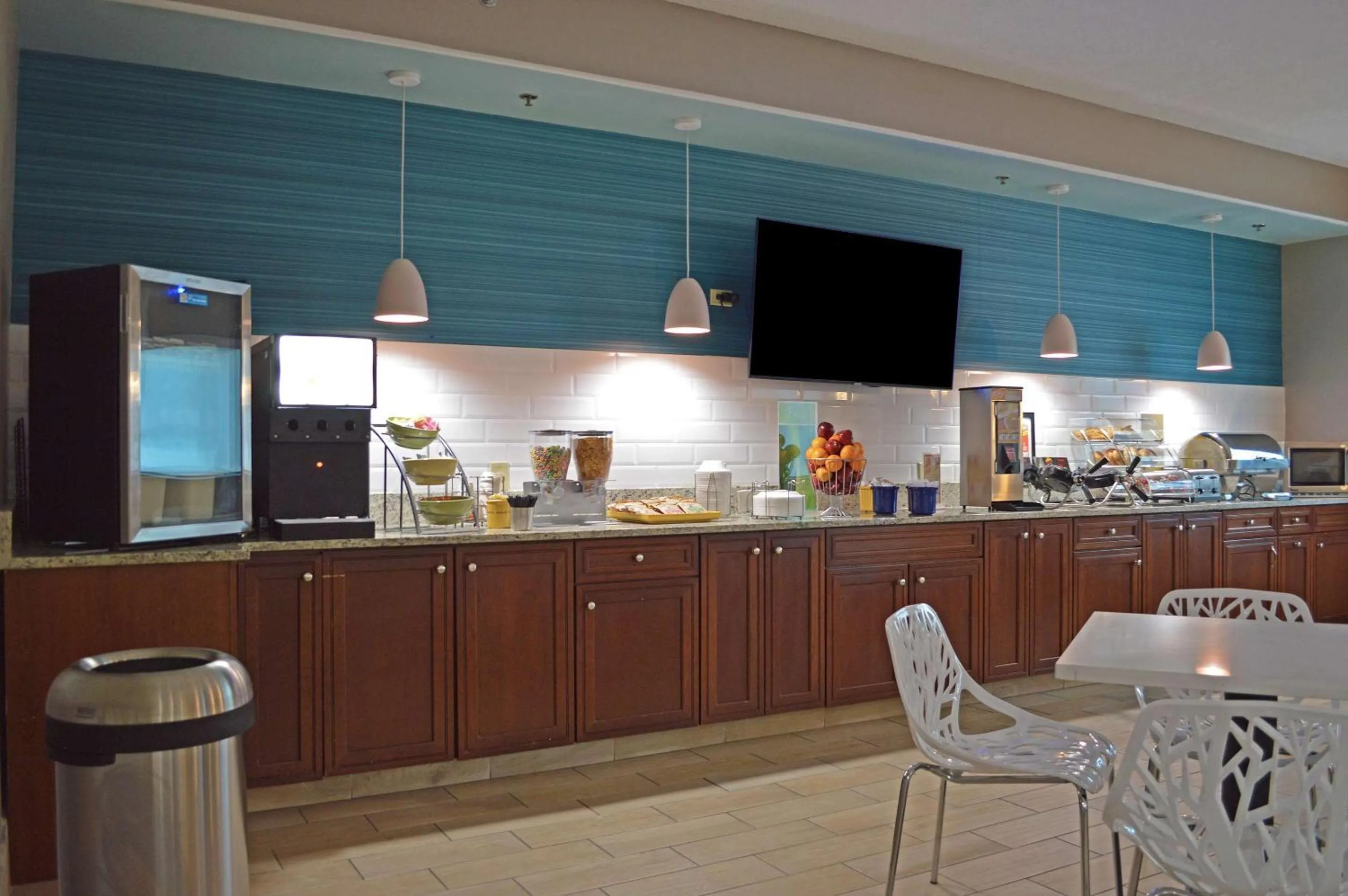 Breakfast in Country Inn & Suites by Radisson Rehoboth Beach - Dewey