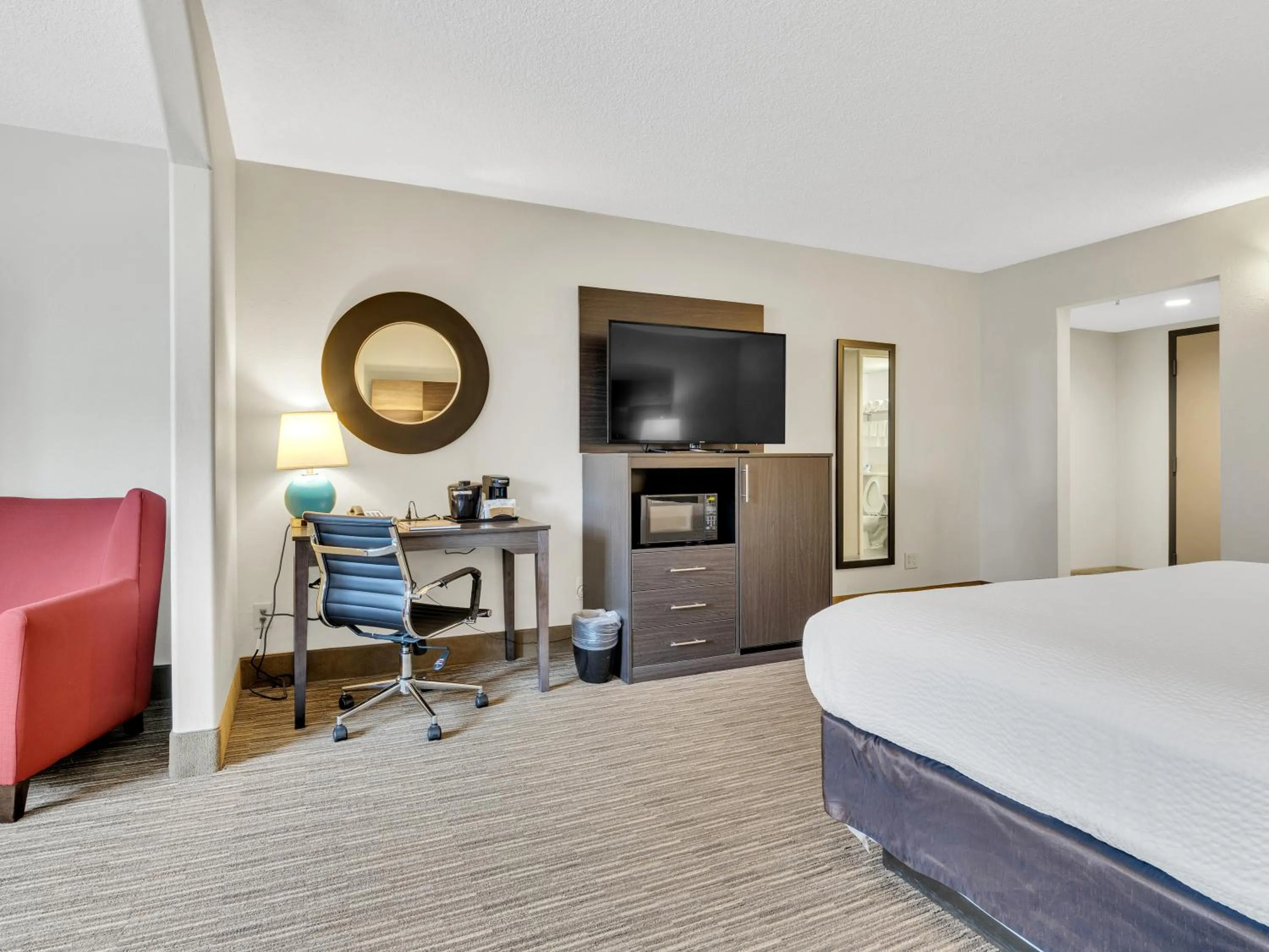 TV and multimedia, Bed in Country Inn & Suites by Radisson Rehoboth Beach - Dewey