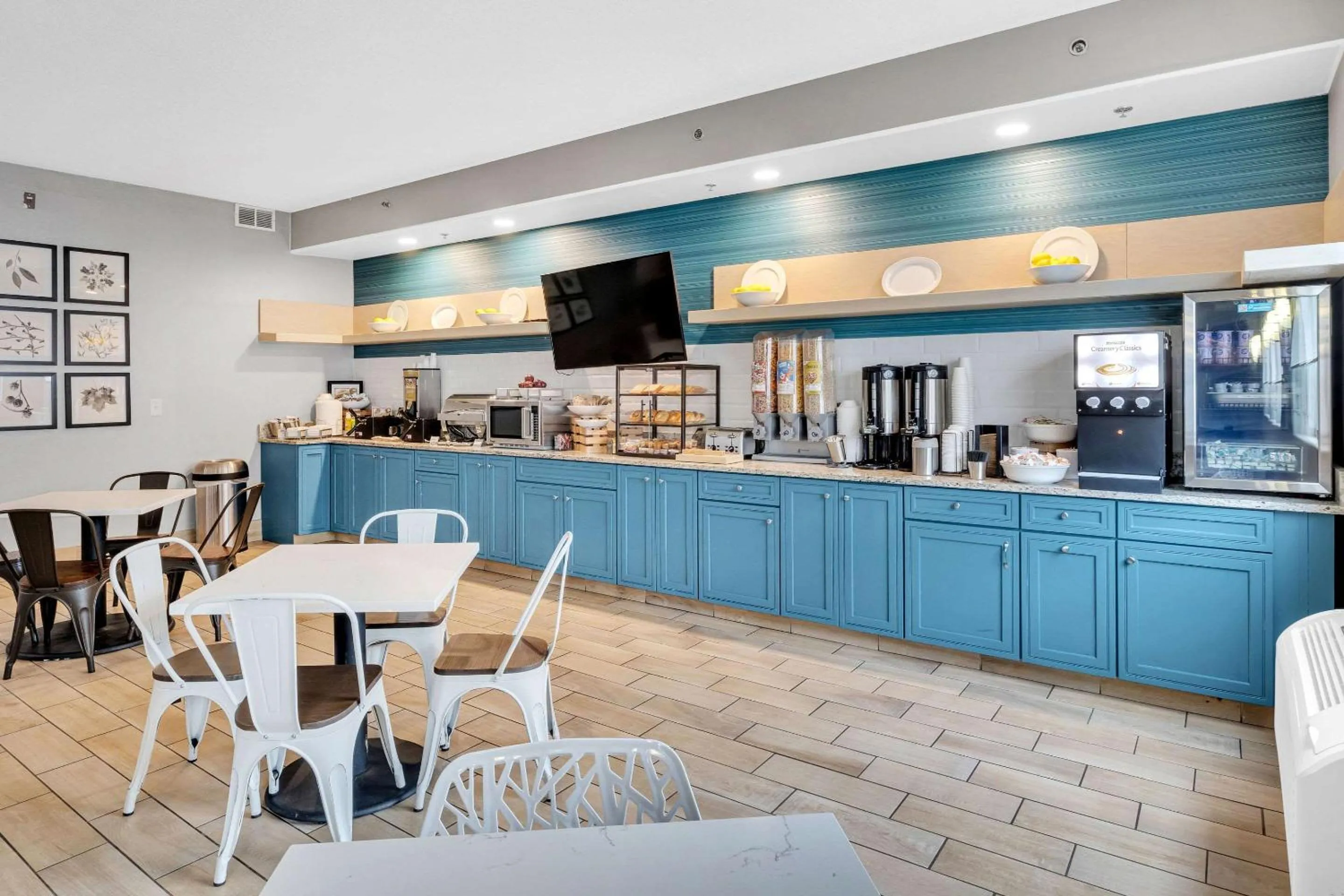 Breakfast in Country Inn & Suites by Radisson Rehoboth Beach - Dewey