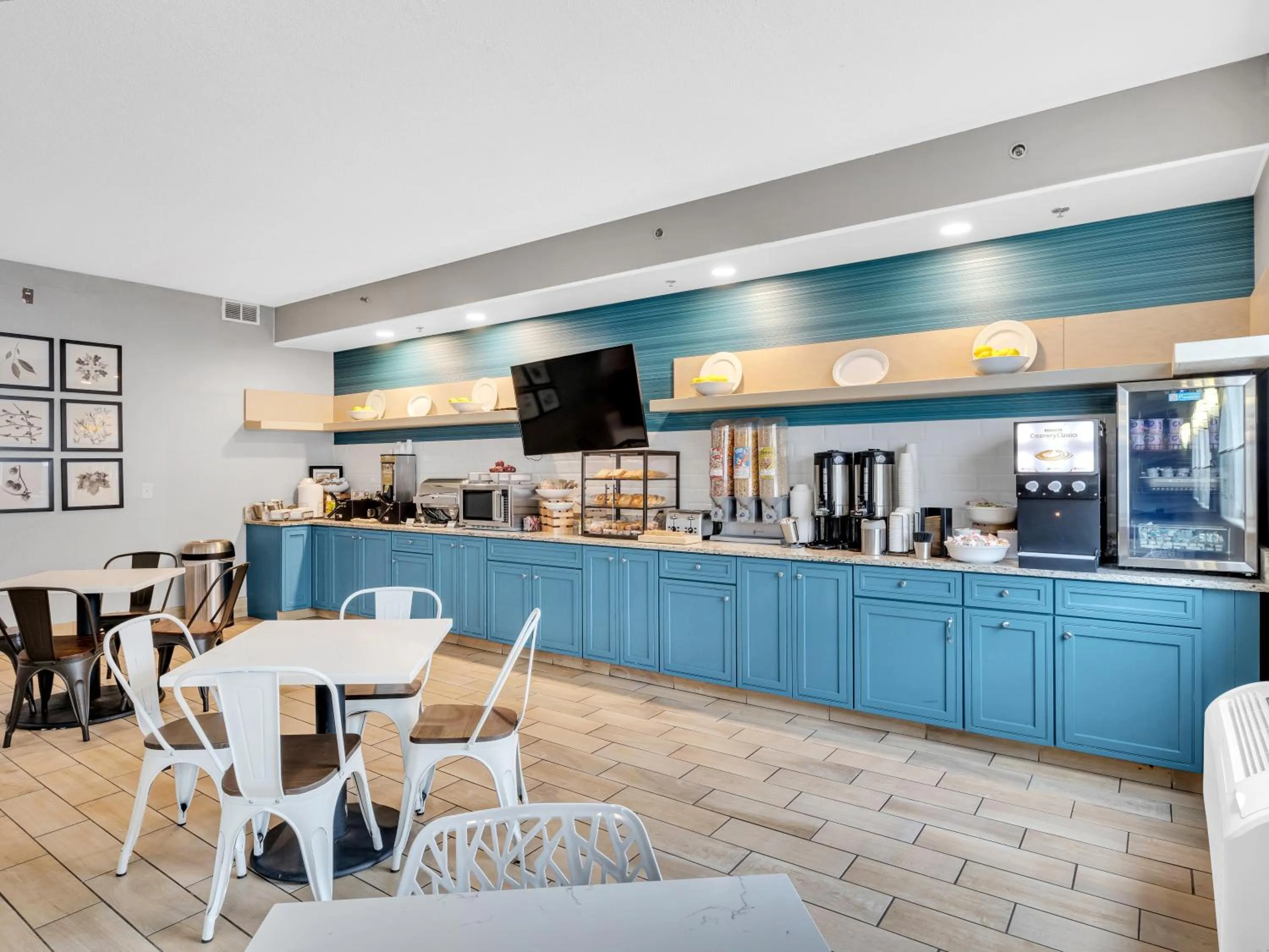 Breakfast in Country Inn & Suites by Radisson Rehoboth Beach - Dewey