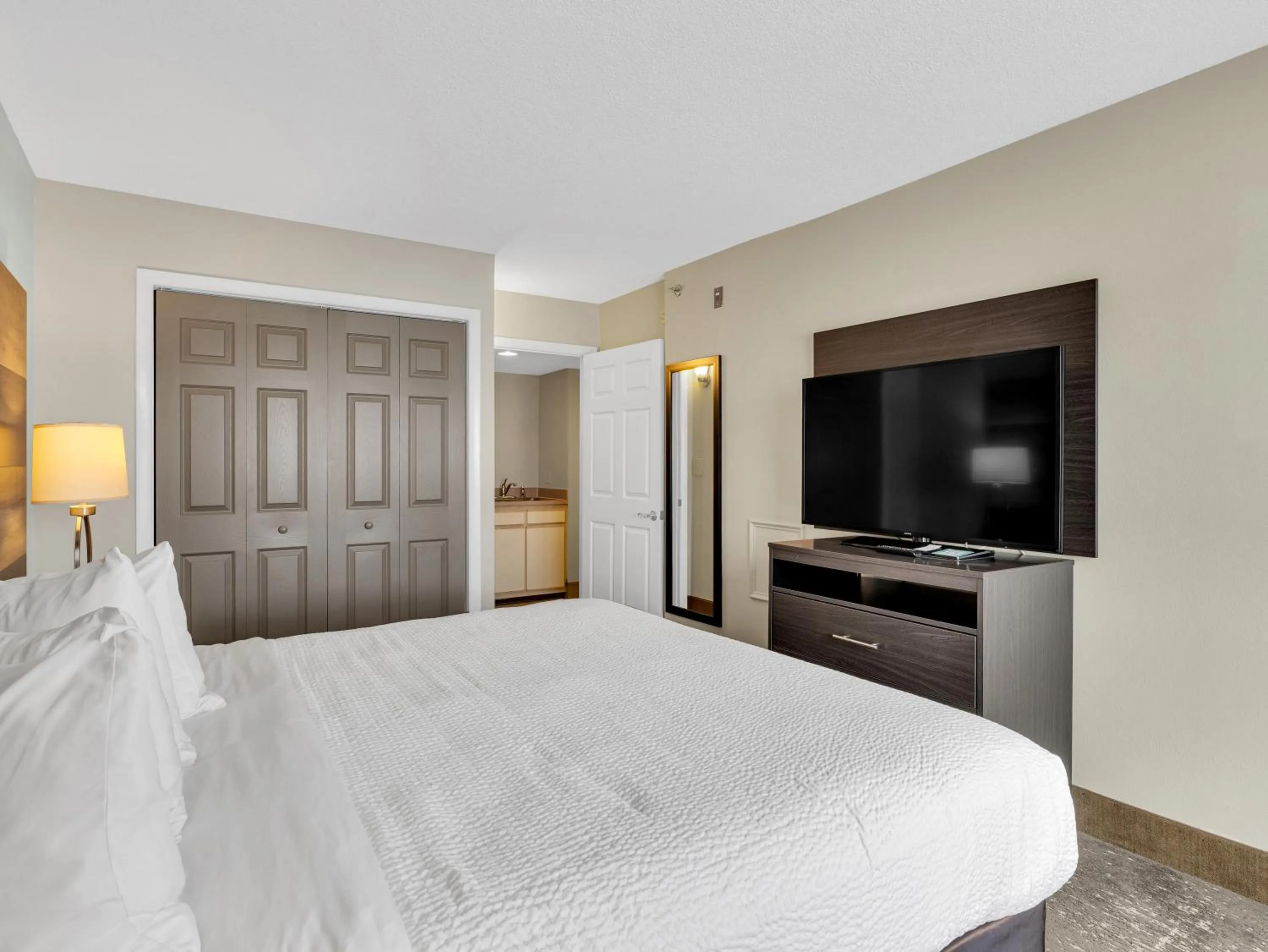 Bedroom, Bed in Country Inn & Suites by Radisson Rehoboth Beach - Dewey