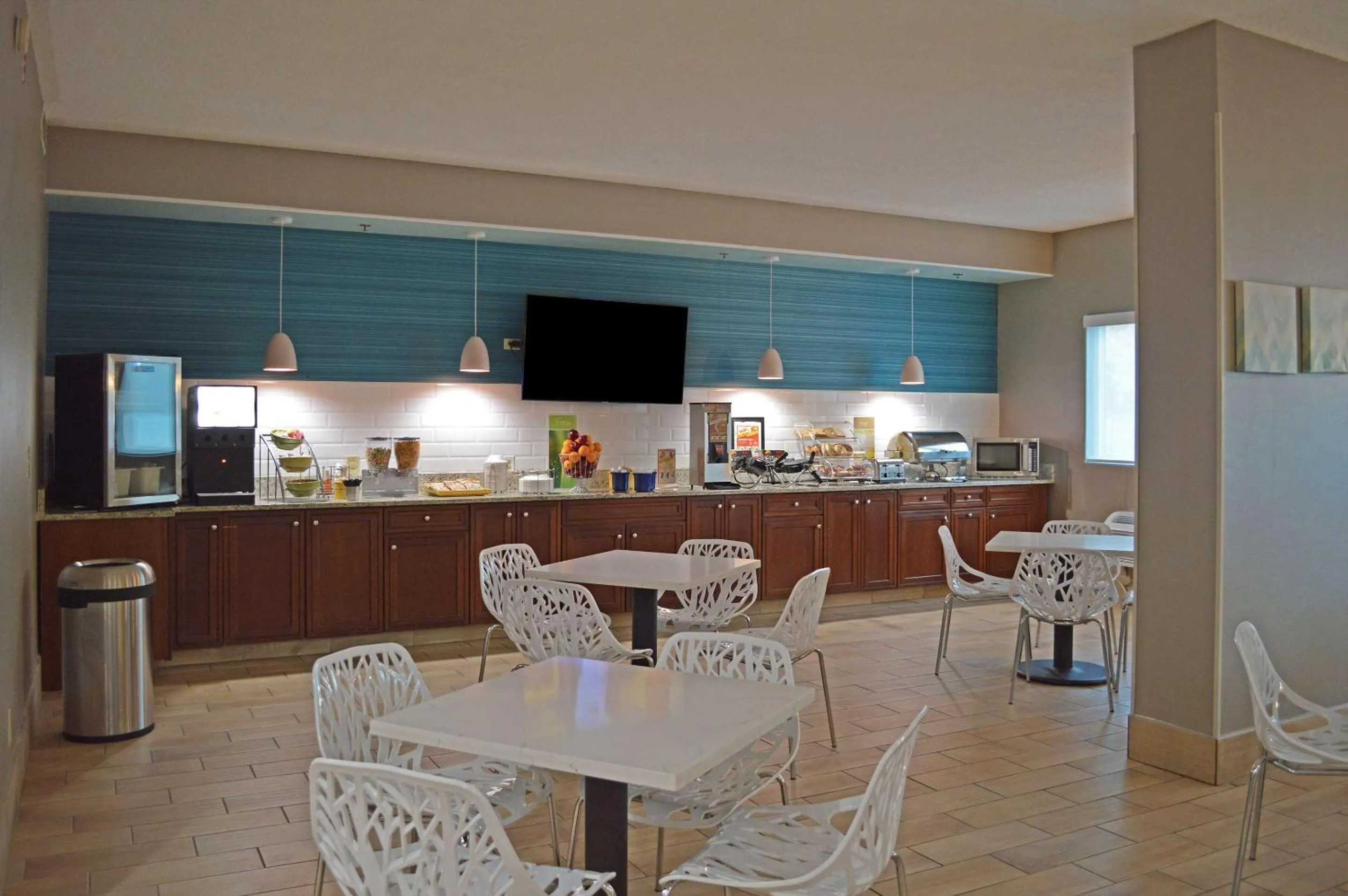 Breakfast in Country Inn & Suites by Radisson Rehoboth Beach - Dewey