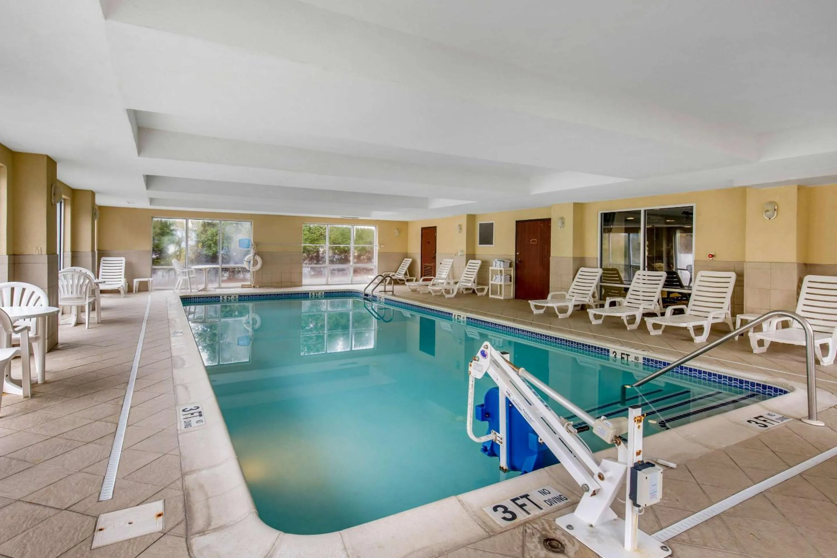 Swimming pool in Comfort Suites Seaford