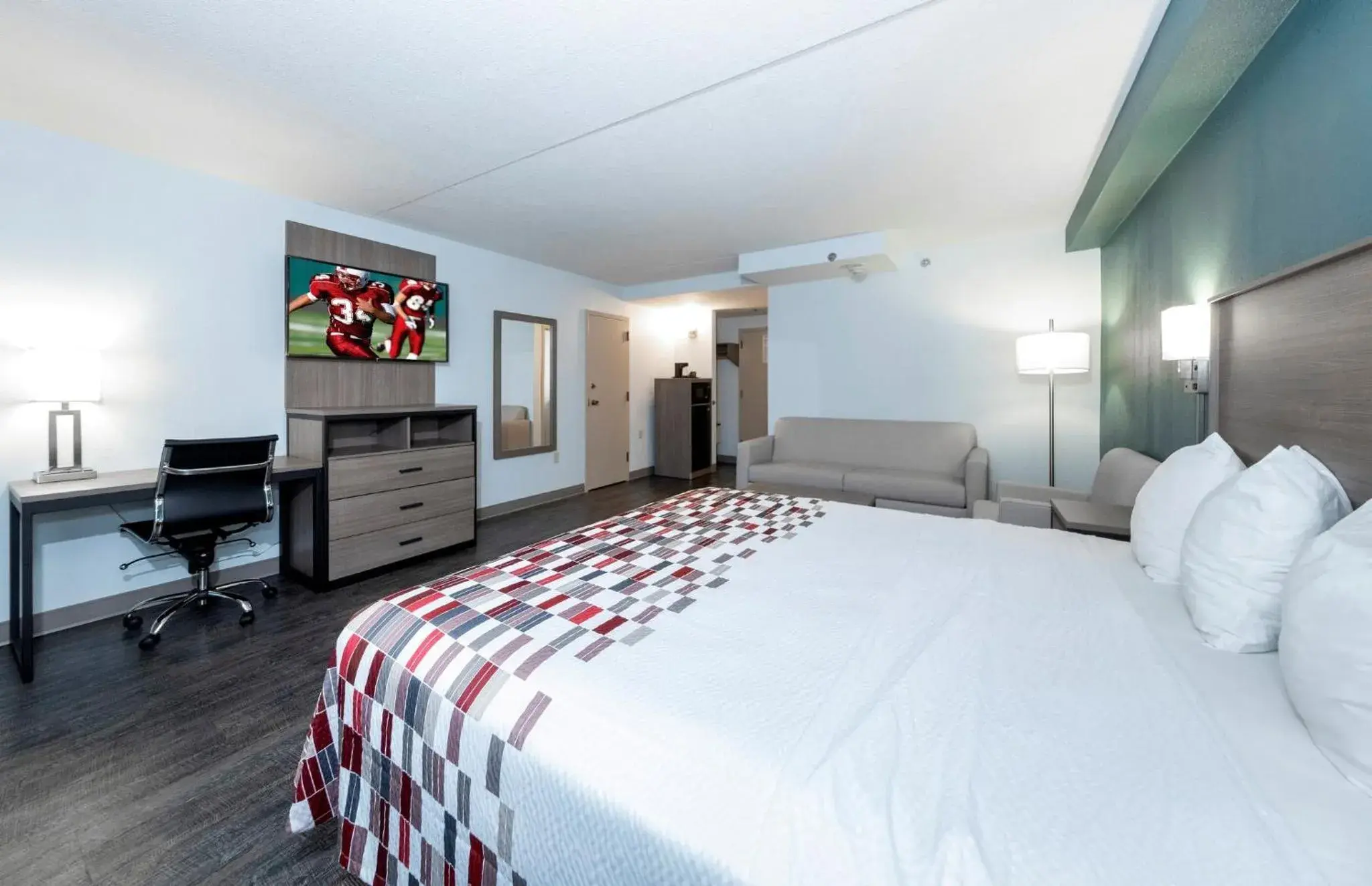 Bedroom, Bed in Red Roof Inn & Suites Wilmington – New Castle Bedroom, Bed in Red Roof Inn & Suites Wilmington – New Castle