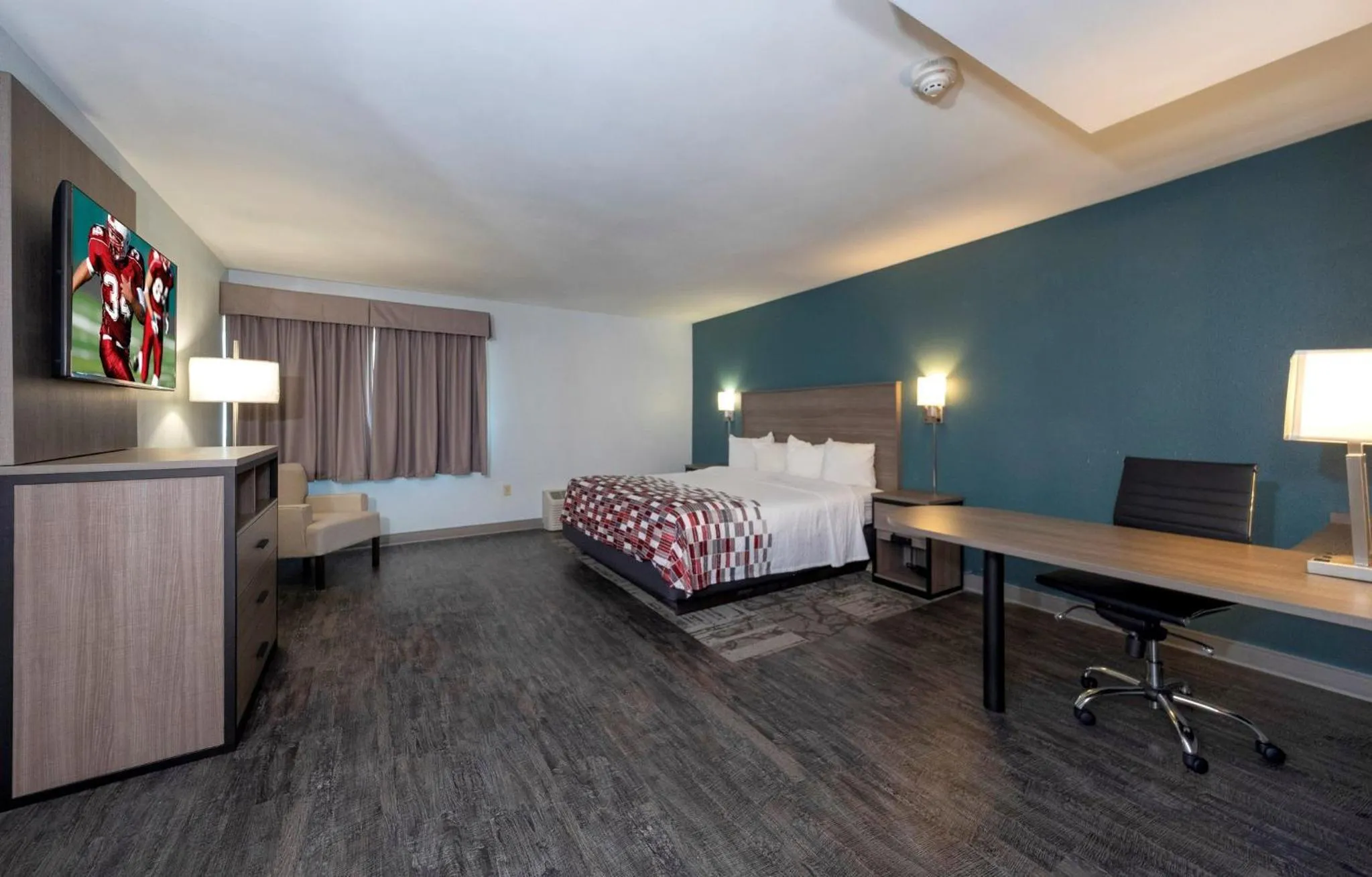 Photo of the whole room, Bed in Red Roof Inn & Suites Wilmington – New Castle