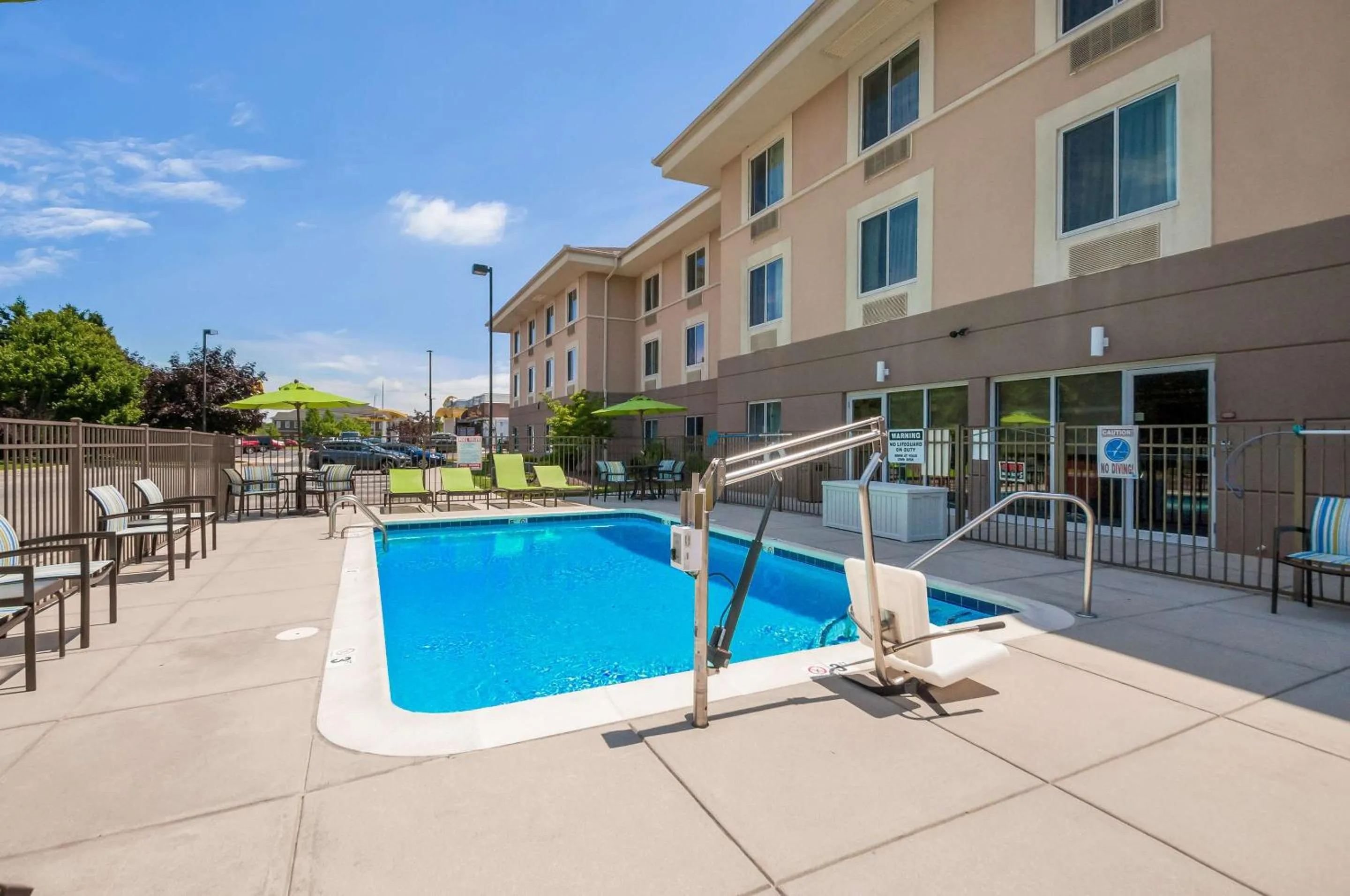 Swimming pool in Sleep Inn & Suites Dover University Area