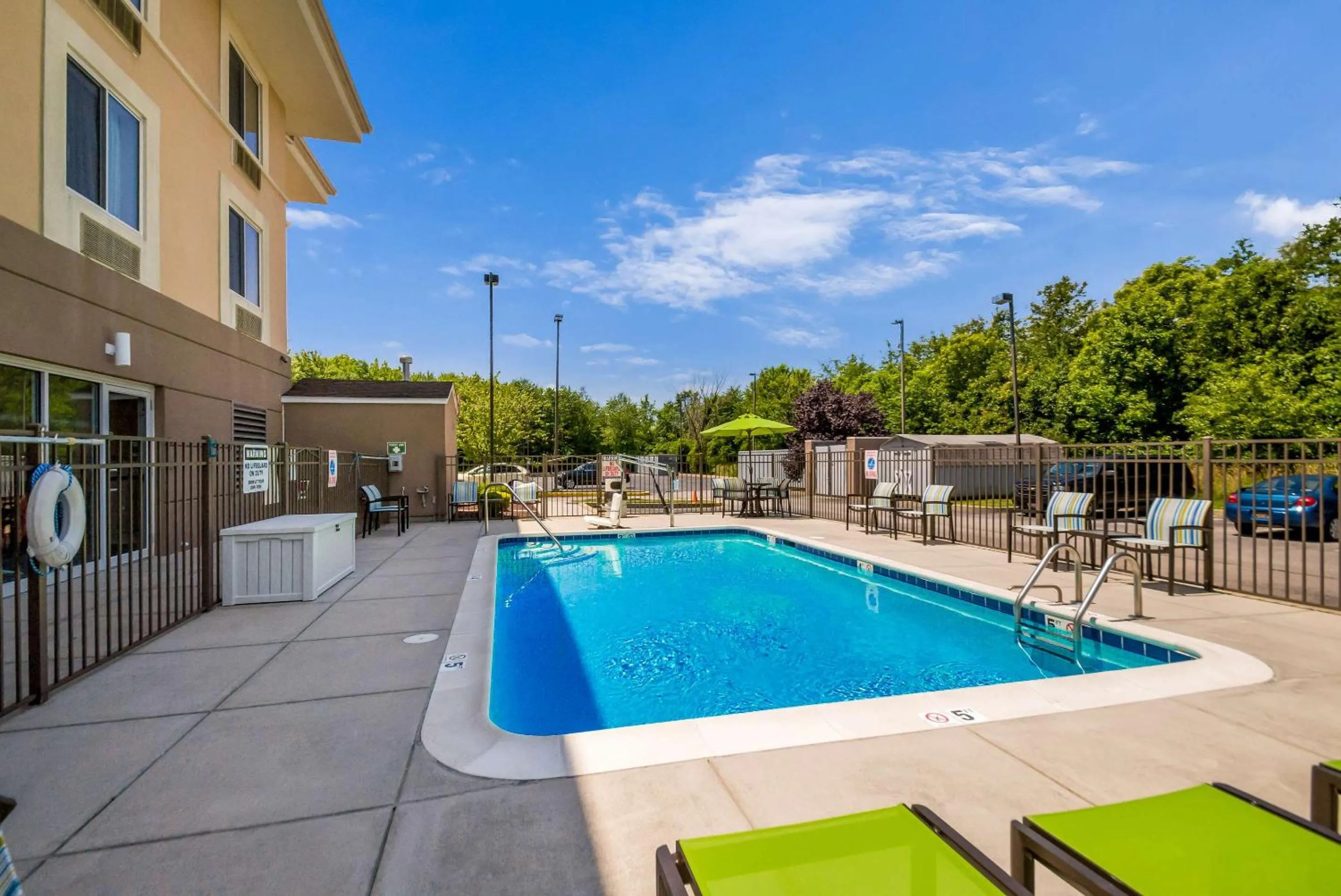 Swimming pool in Sleep Inn & Suites Dover University Area