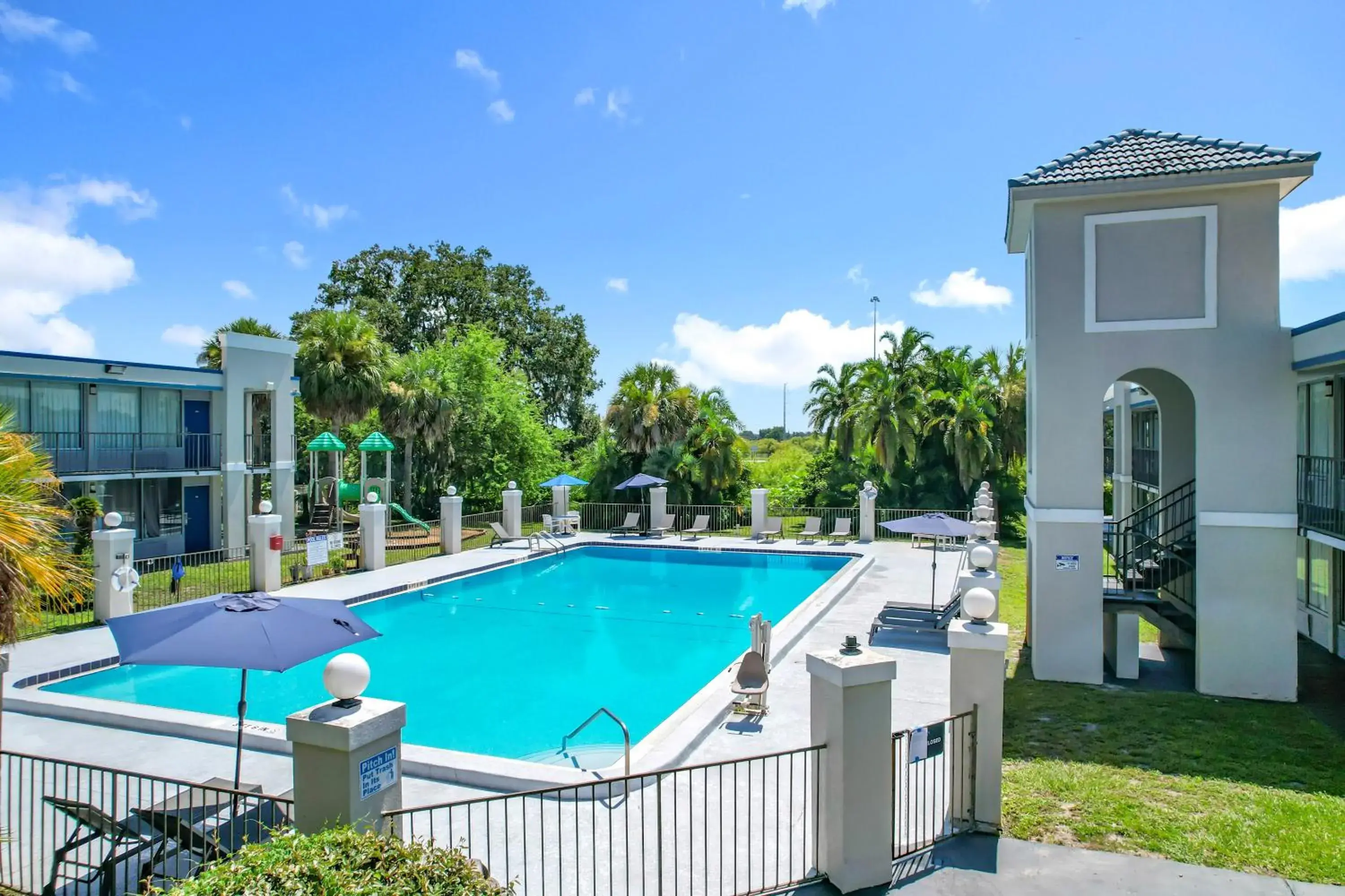Swimming pool in Stayable Lakeland Swimming pool in Stayable Lakeland