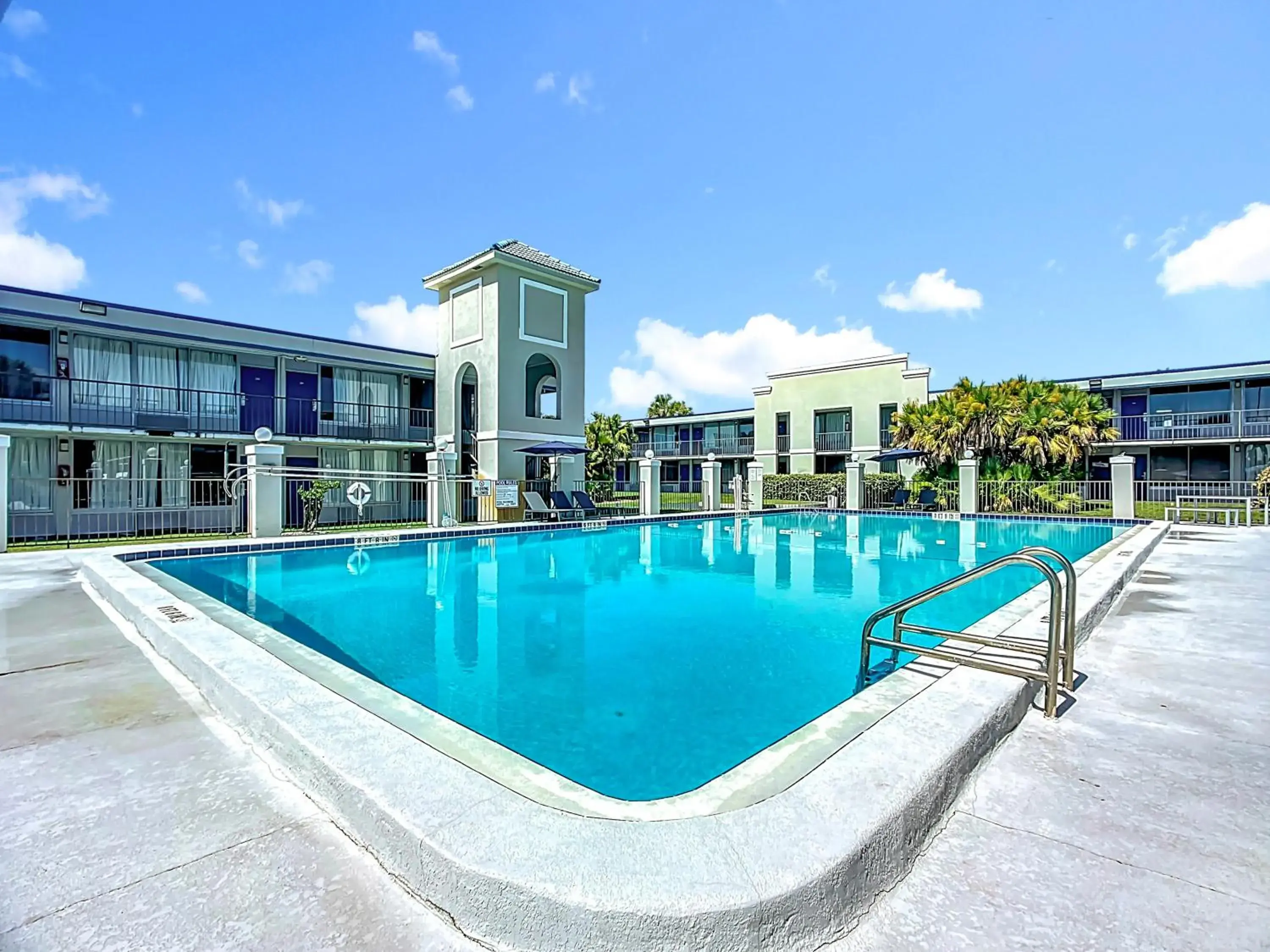 Swimming pool in Stayable Lakeland Swimming pool in Stayable Lakeland