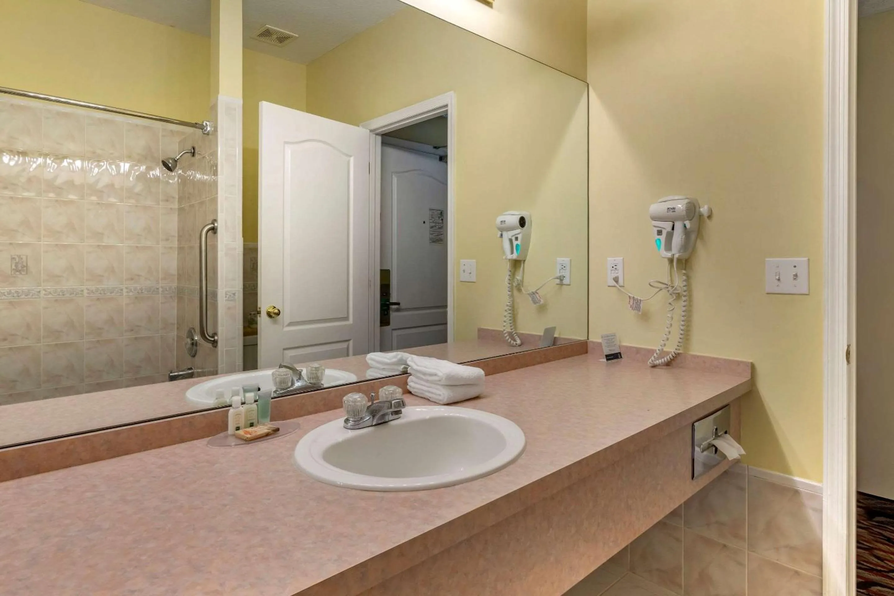 Bathroom in Rodeway Inn Central Clearwater Beach