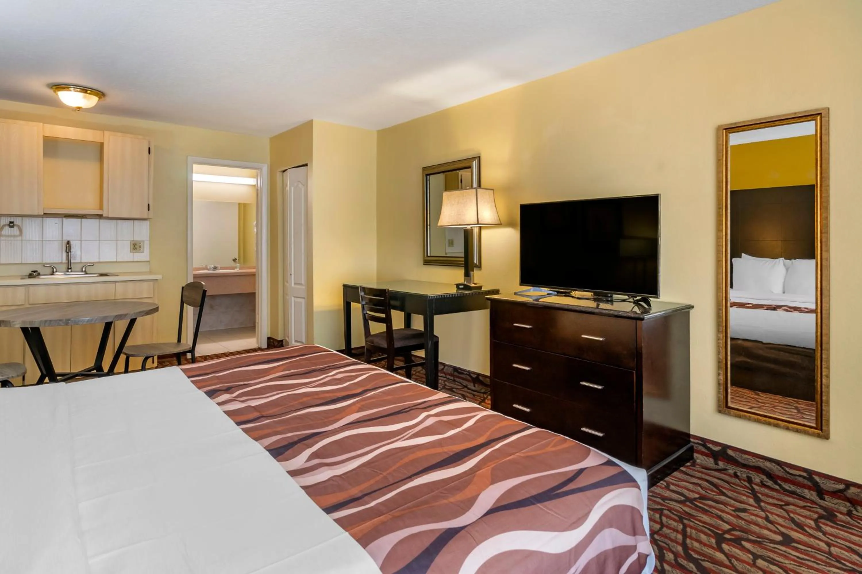 Photo of the whole room, TV/Entertainment Center in Rodeway Inn Central Clearwater Beach