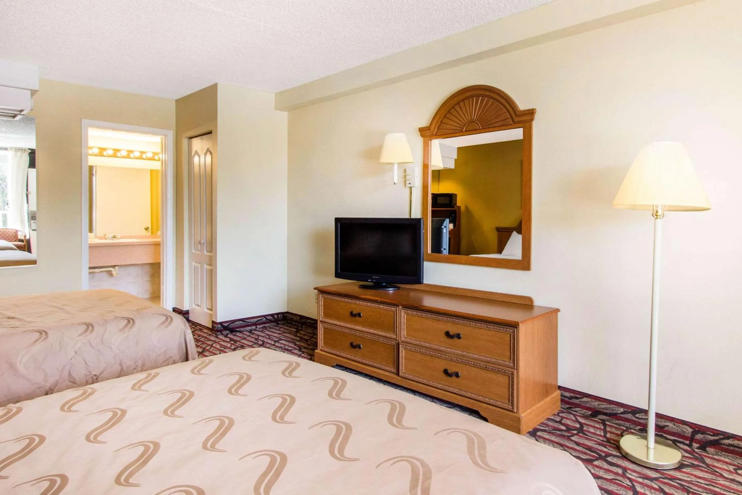 Photo of the whole room, TV/Entertainment Center in Rodeway Inn Central Clearwater Beach