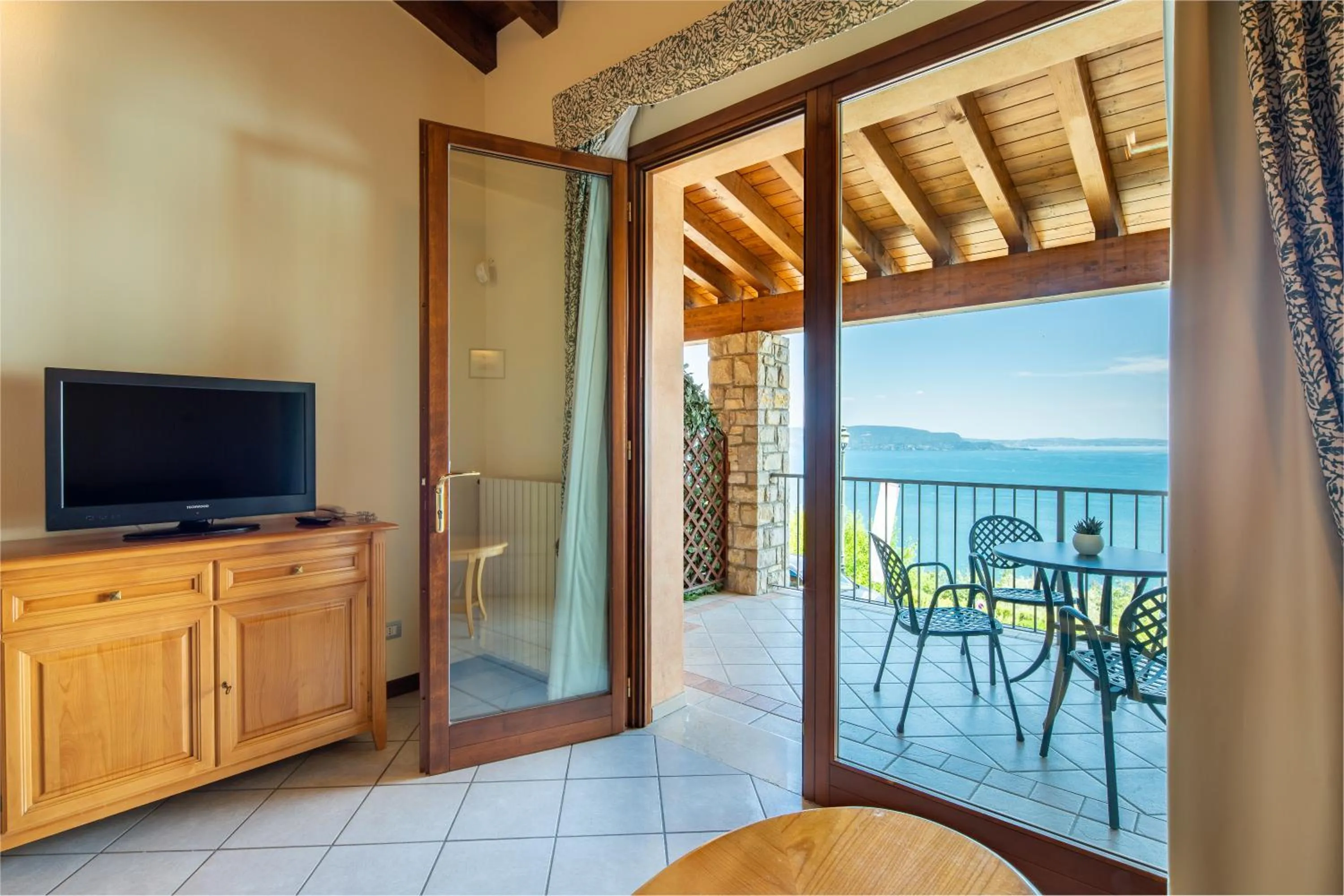 Kitchen or kitchenette in Domina Borgo degli Ulivi - Garda Lake