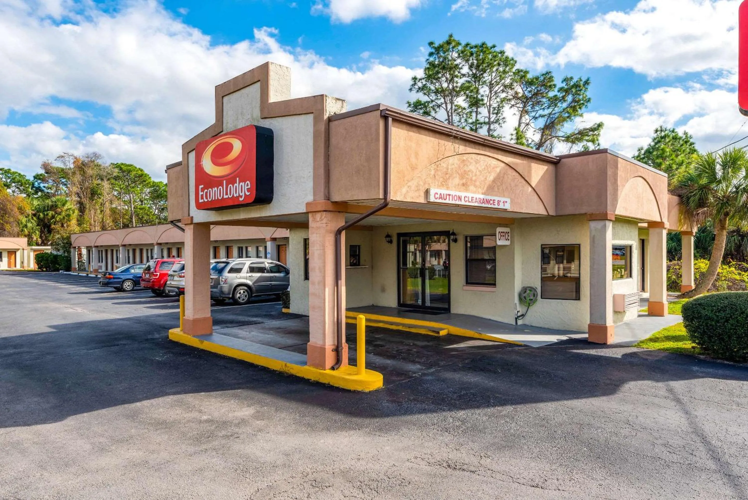 Property building in Econo Lodge
