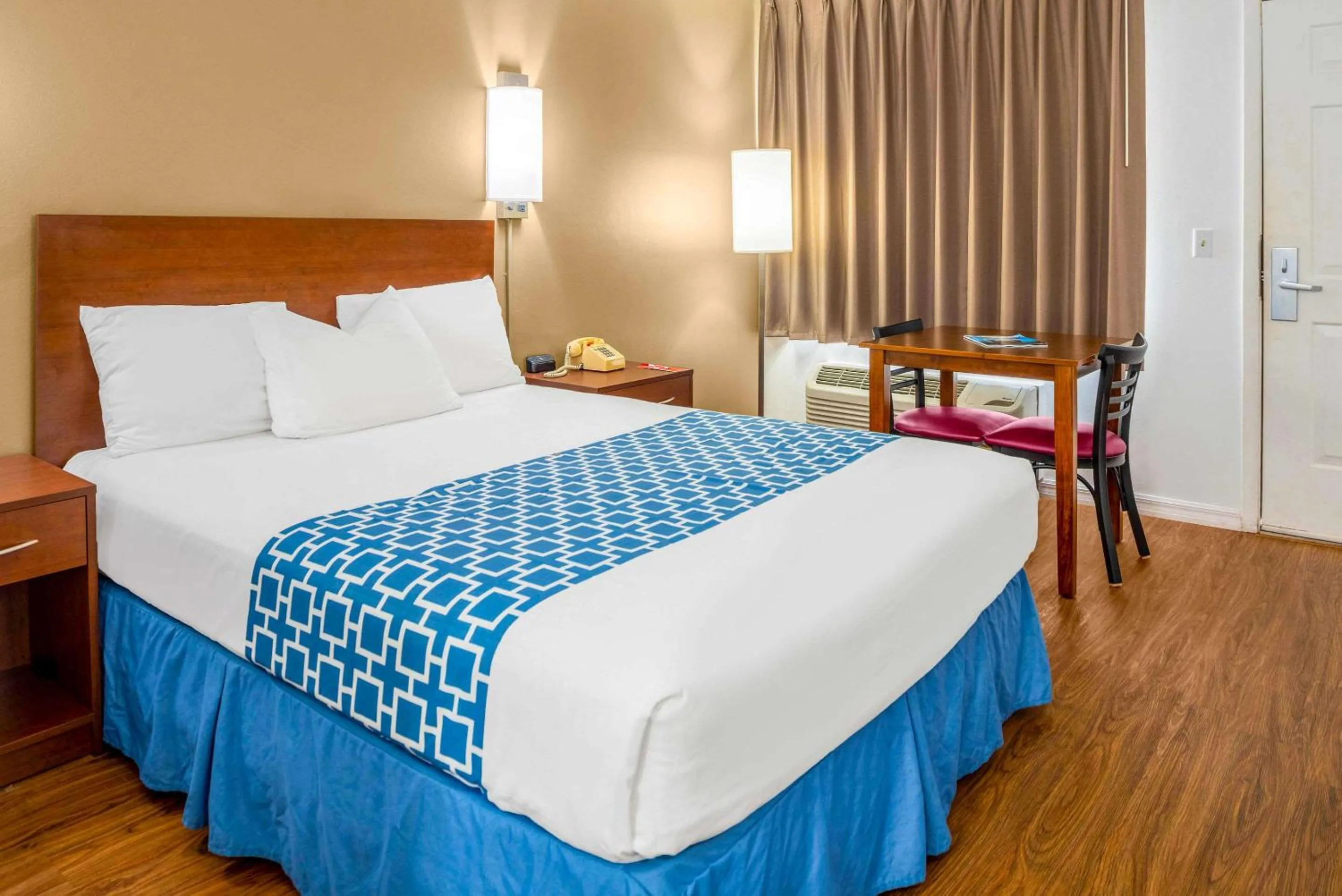 Bedroom, Bed in Econo Lodge