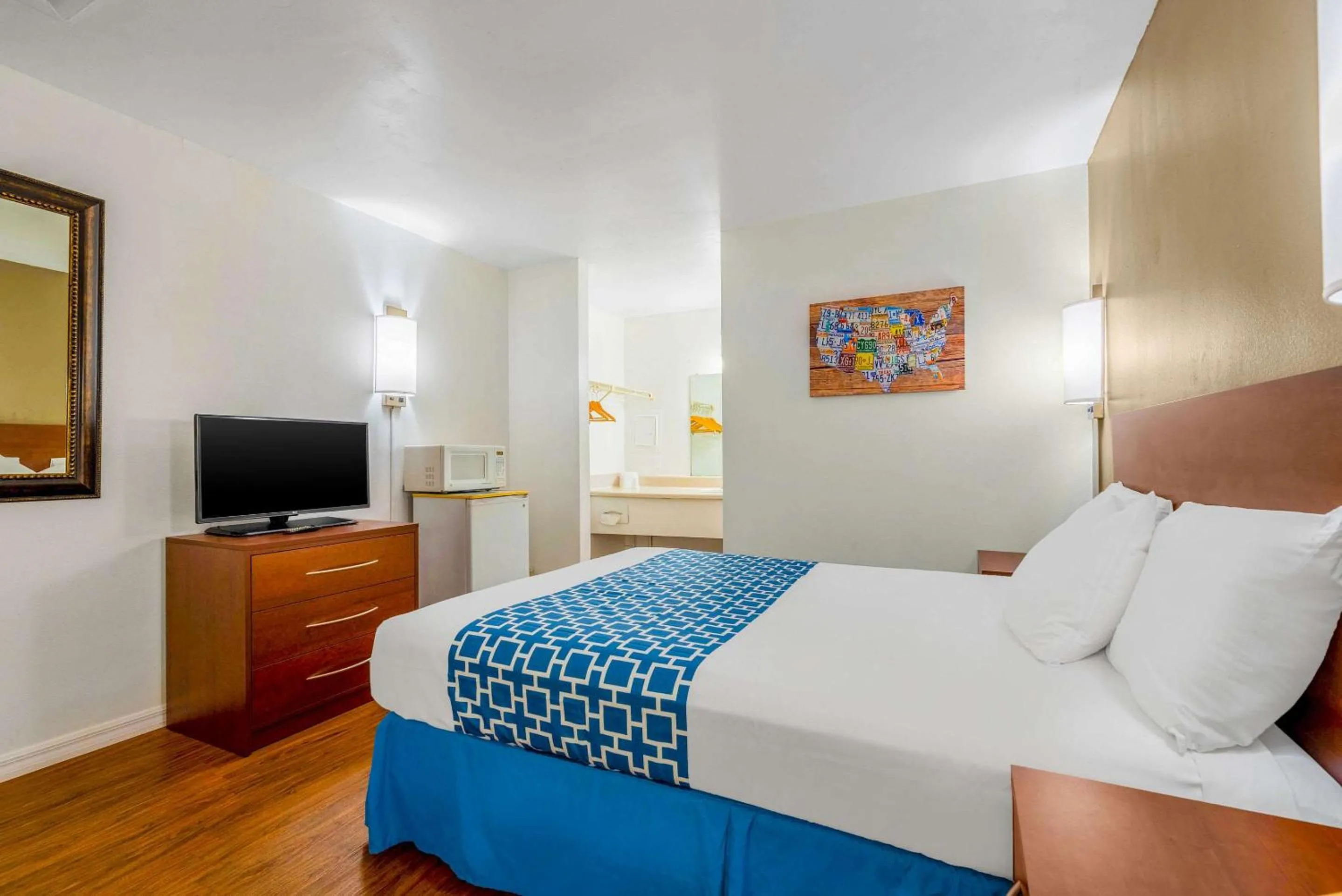 Bedroom, Bed in Econo Lodge