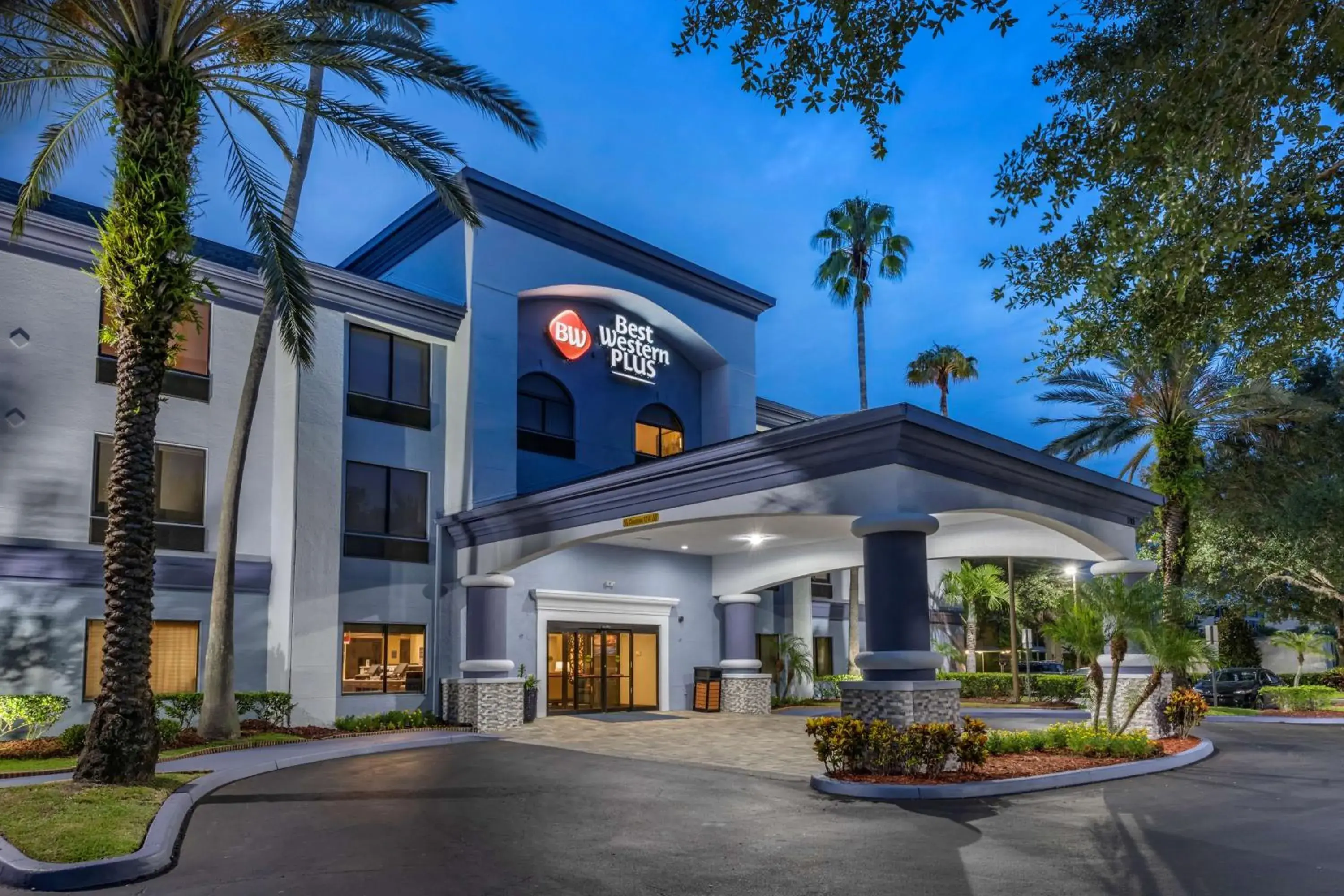 Property building in Best Western Plus Orlando East - UCF Area Property building in Best Western Plus Orlando East - UCF Area