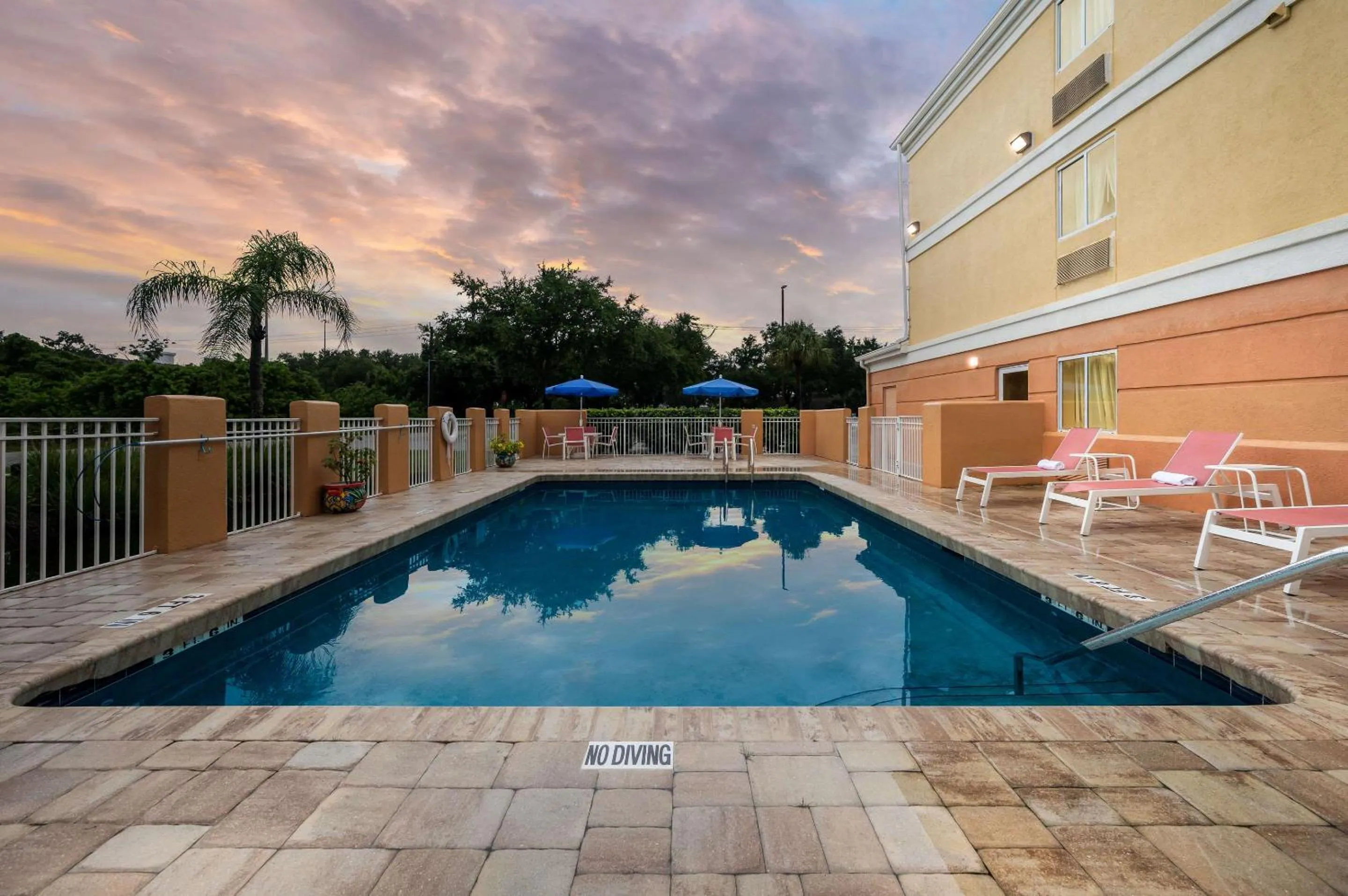 Swimming pool in Comfort Inn Fort Myers Northeast