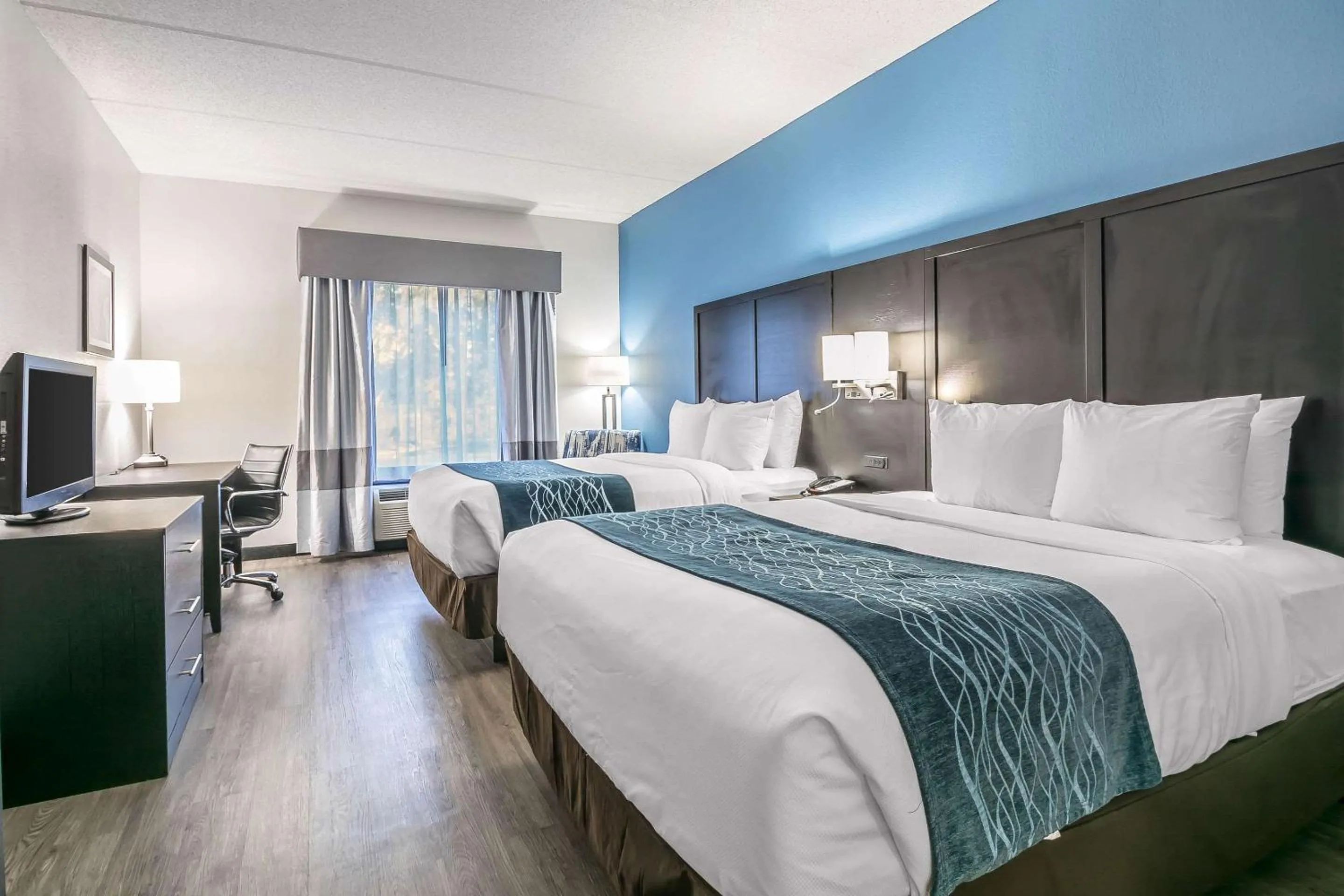 Photo of the whole room, Bed in Comfort Inn University